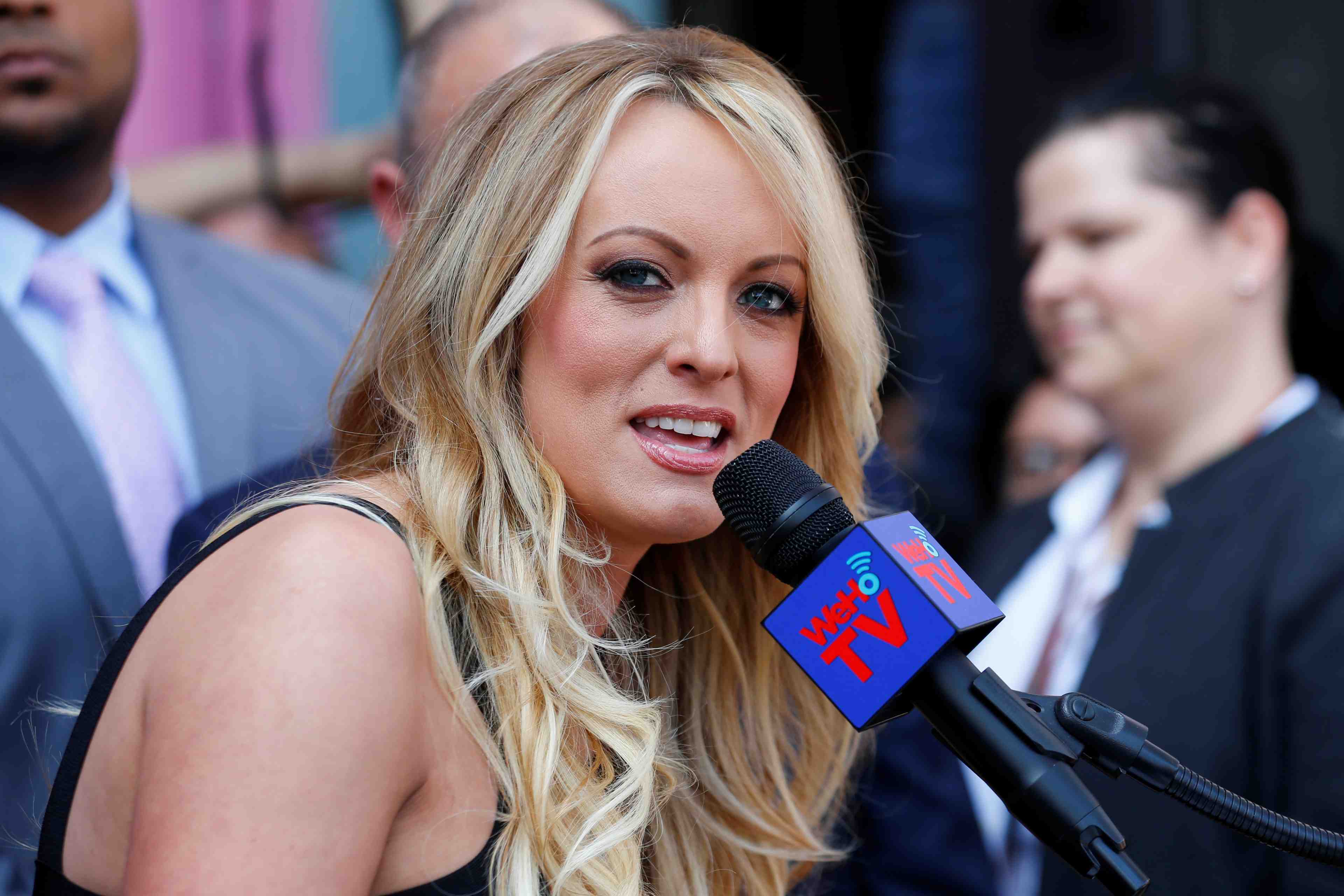 Stormy daniels, qui dit avoir eu une liaison avec trump, va publier ses memoires