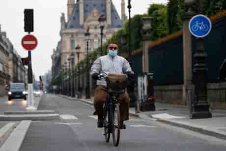 Paris: pas de port du masque obligatoire en velo, selon la prefecture