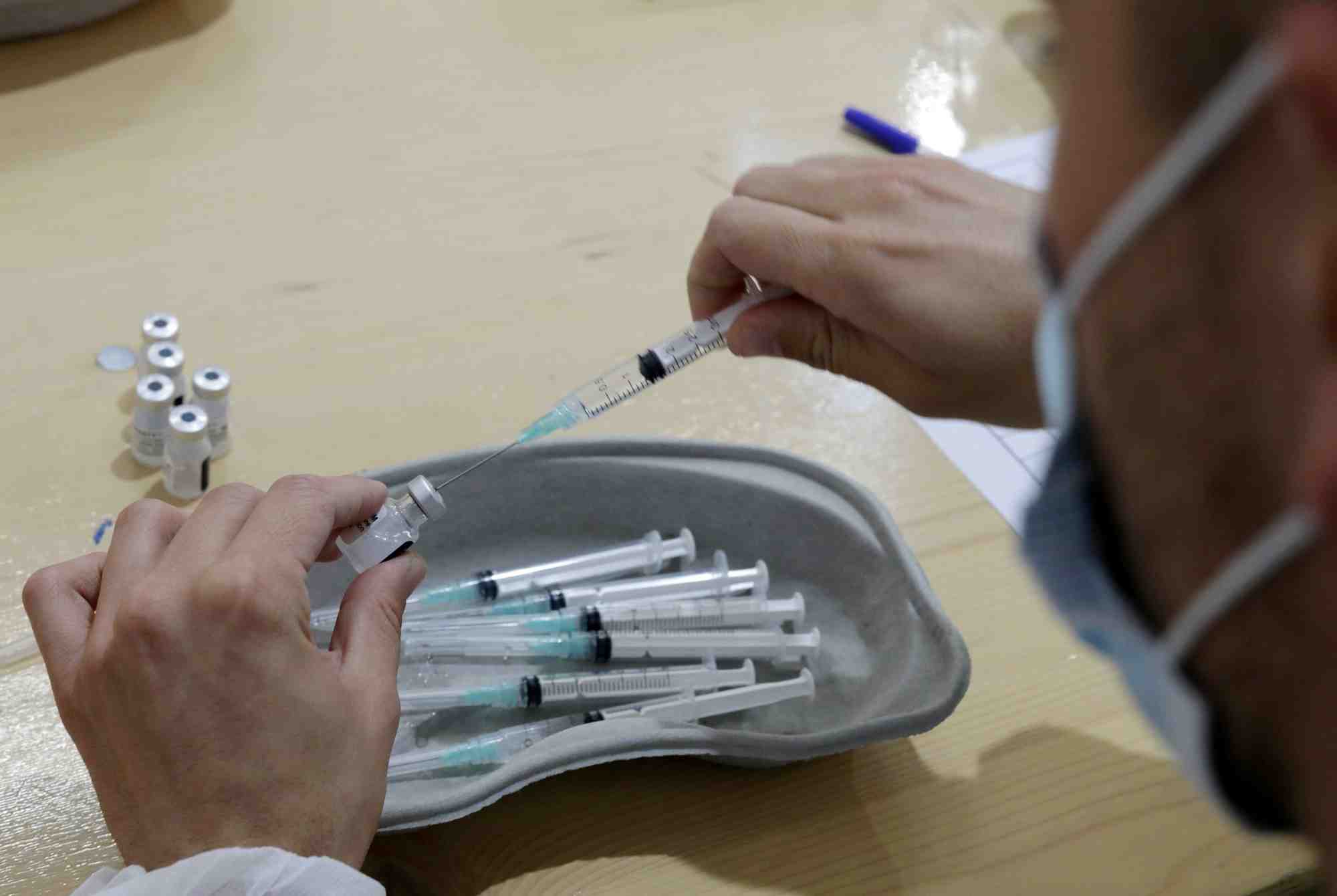 Coronavirus/france: la vaccination ouverte a partir de samedi aux obeses de plus de 18 ans, annonce macron