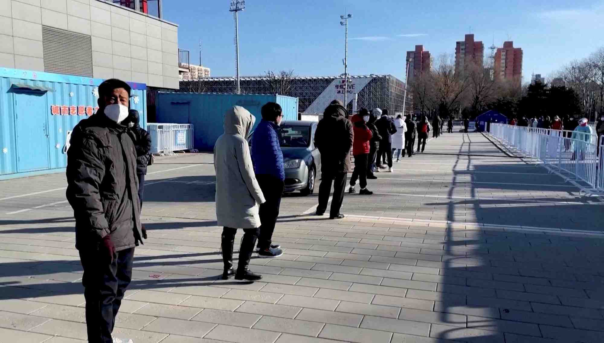 Des habitants font la queue pour recevoir un vaccin de rappel covid-19 en spray nasal a pekin