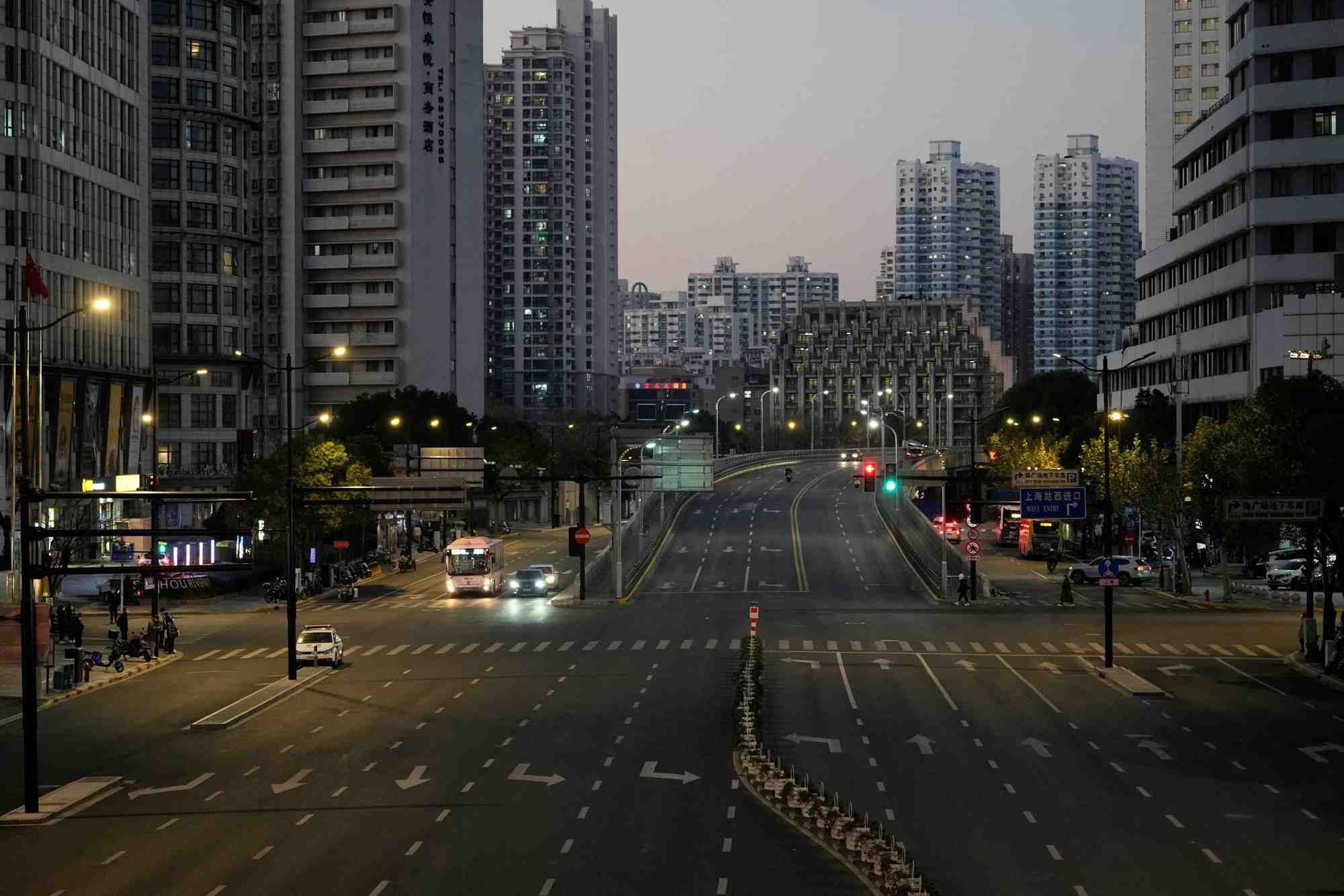 Une route vide a shanghai, en chine