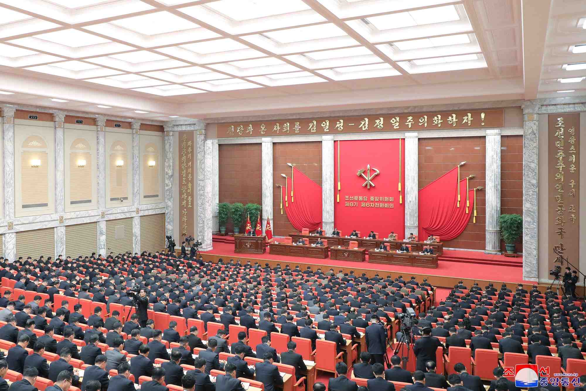 Le dirigeant nord-coreen kim jong-un assiste a une reunion du huitieme comite central du parti des travailleurs a pyongyang