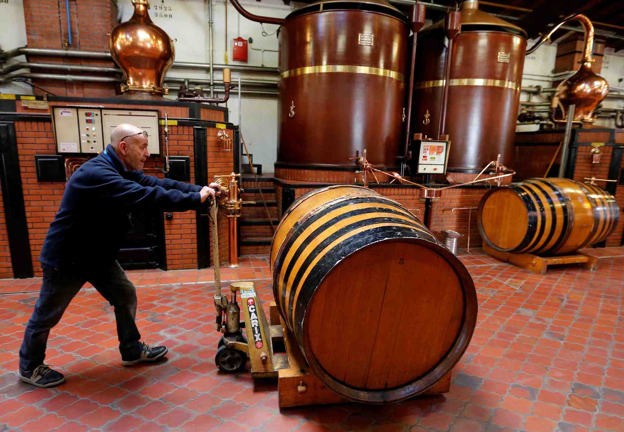 Un employe travaille a la distillerie de la maison courvoisier a chateauneuf-sur-charente