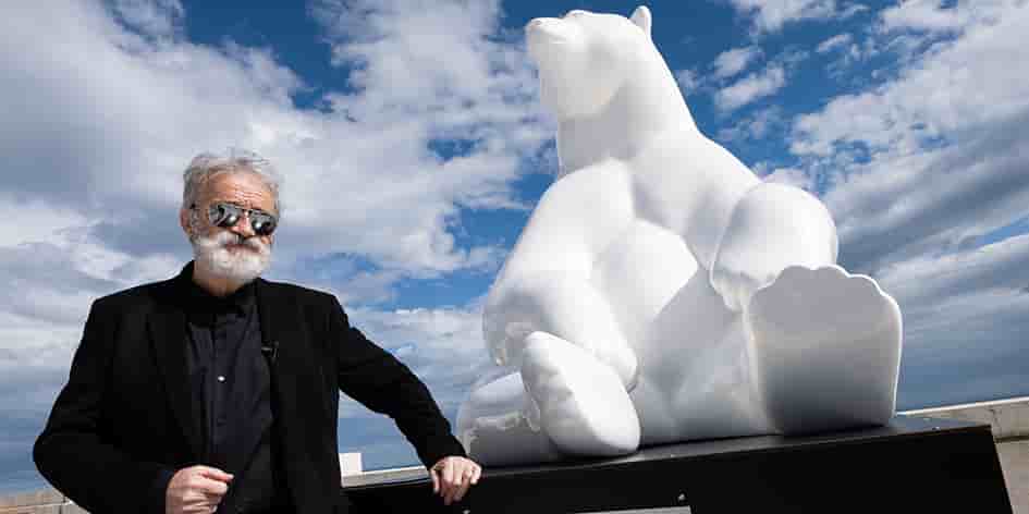 Michel Bassompierre au côté de ses œuvres, le 10 avril à Monaco.
