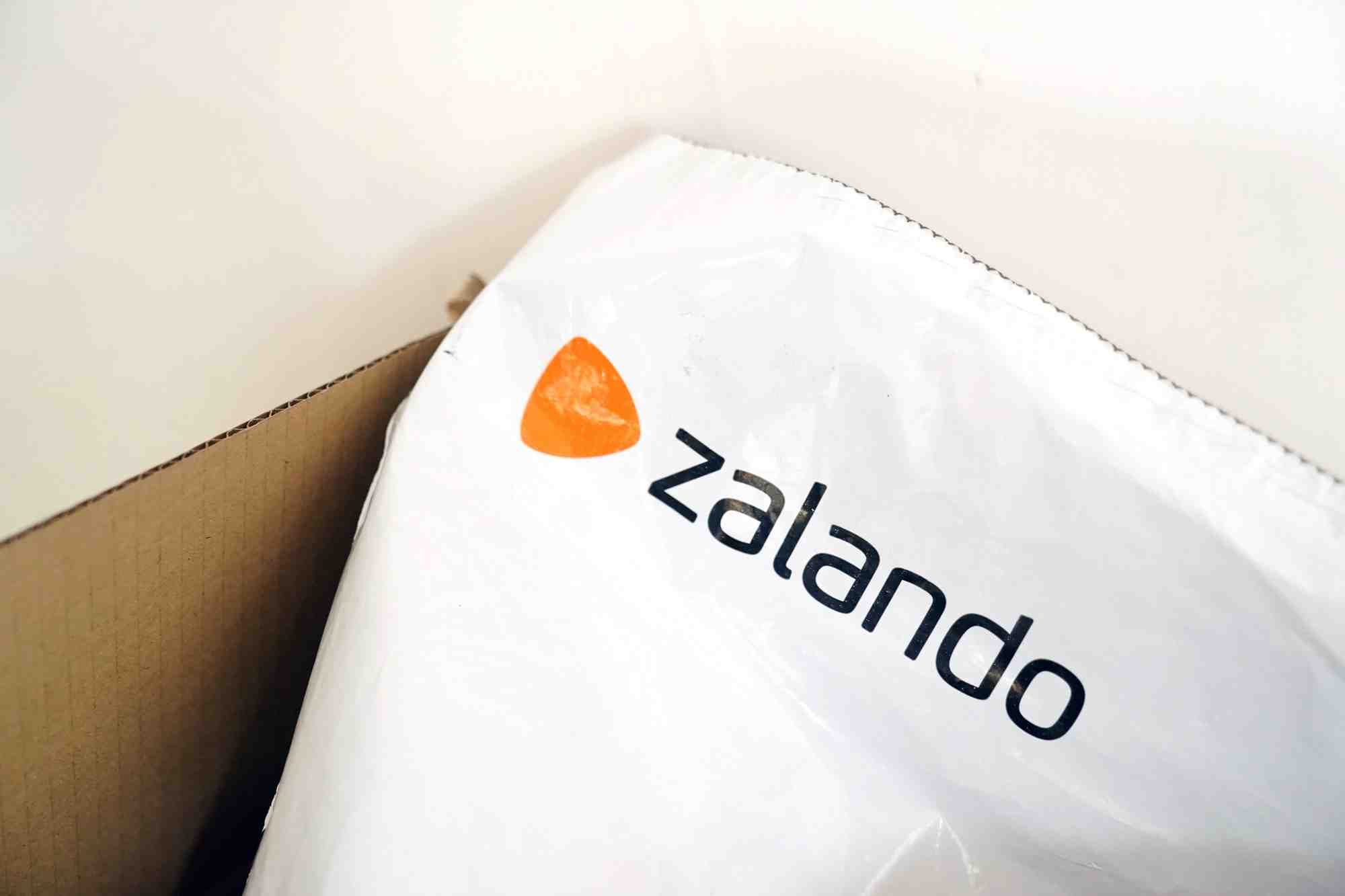 Zalando combine vente directe et marketplace pour des partenaires tiers.
