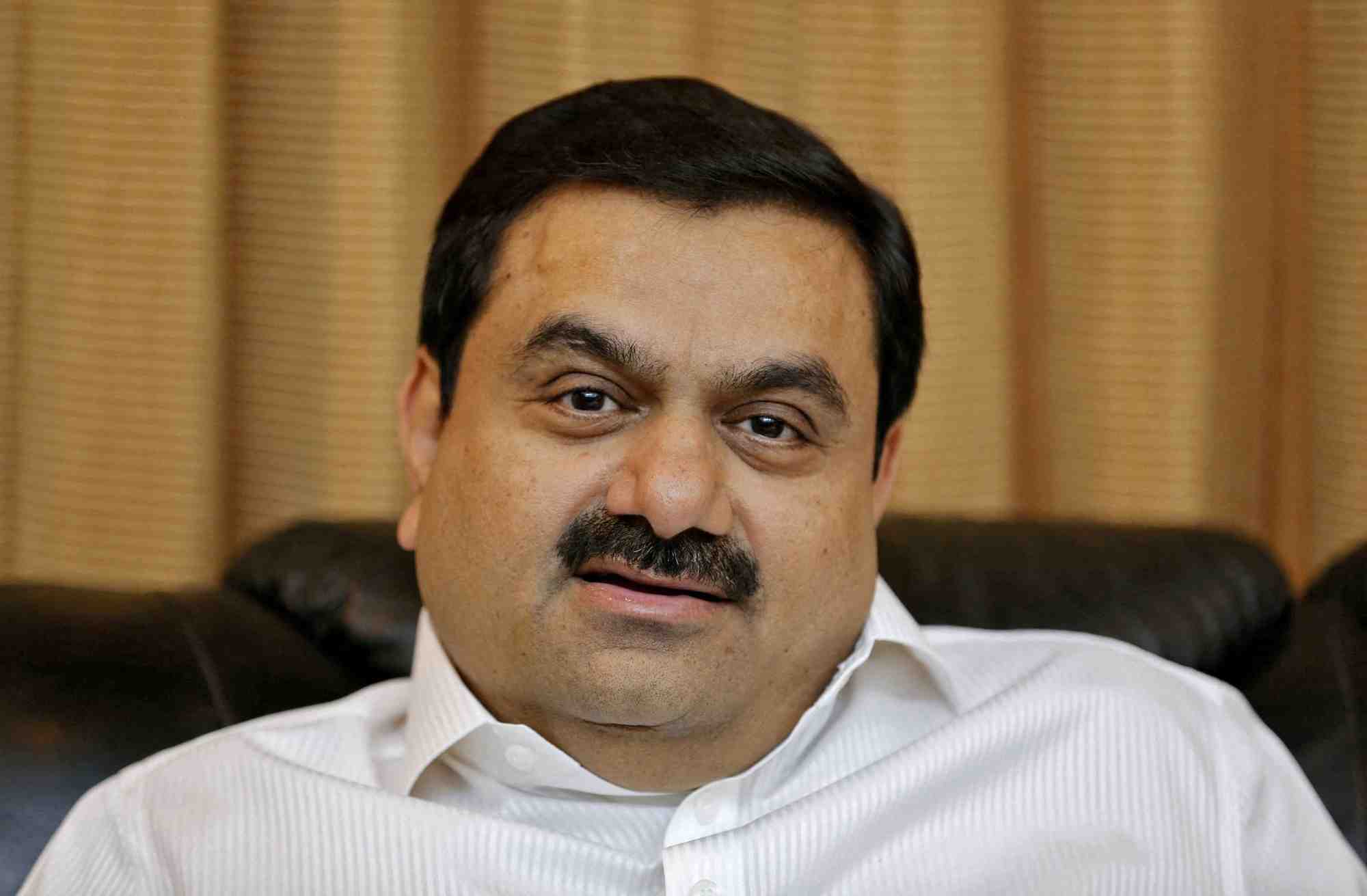 Le milliardaire indien adani s'exprime lors d'une interview avec reuters a son bureau d'ahmedabad.