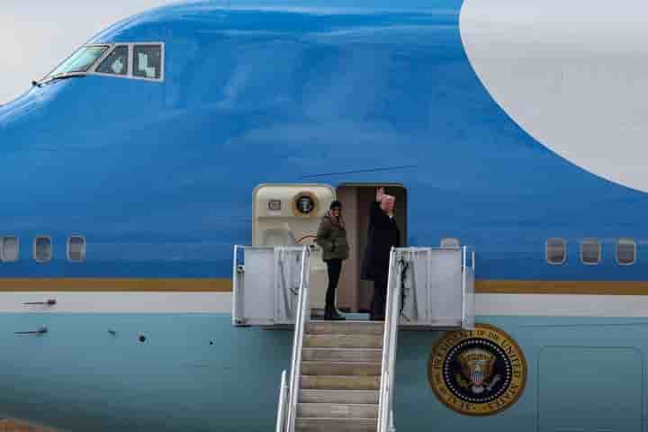 Le président américain Donald Trump et la première dame Melania Trump montent à bord d'Air Force One à Asheville, en Caroline du Nord, le 24 janvier dernier.