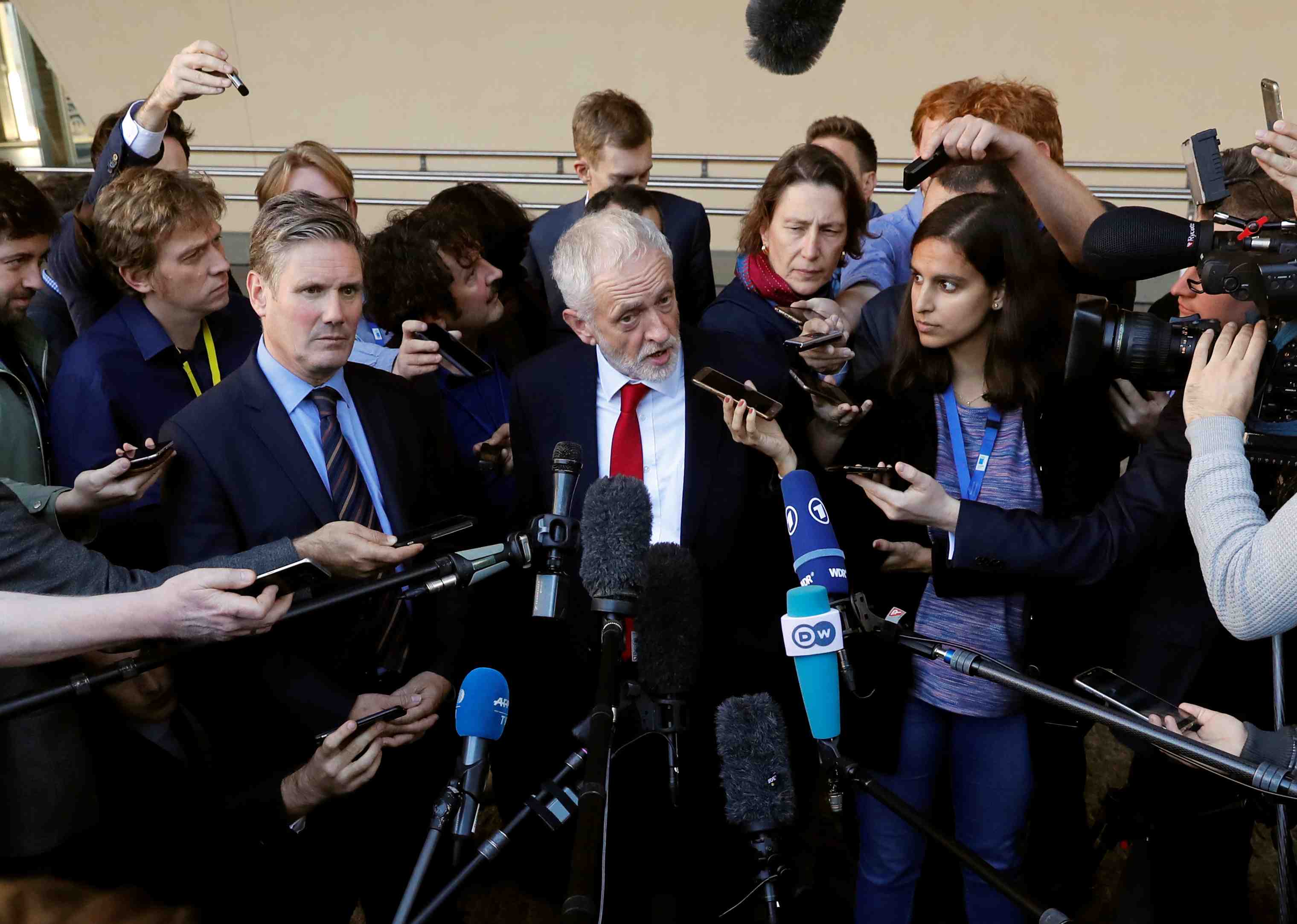 Entretien "interessant et utile" avec barnier, dit corbyn
