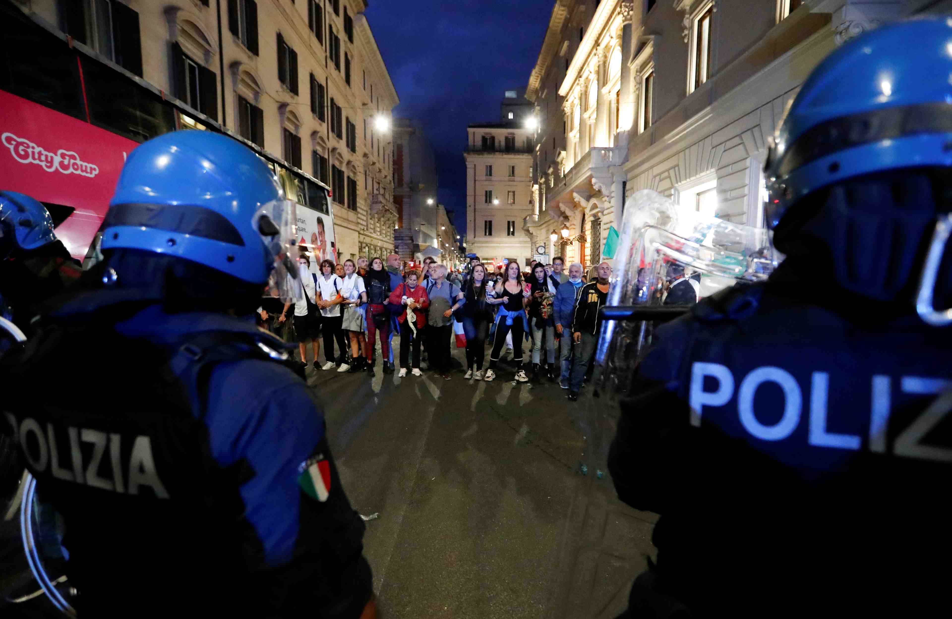 Des dirigeants d'extreme droite arretes en italie apres des affrontements