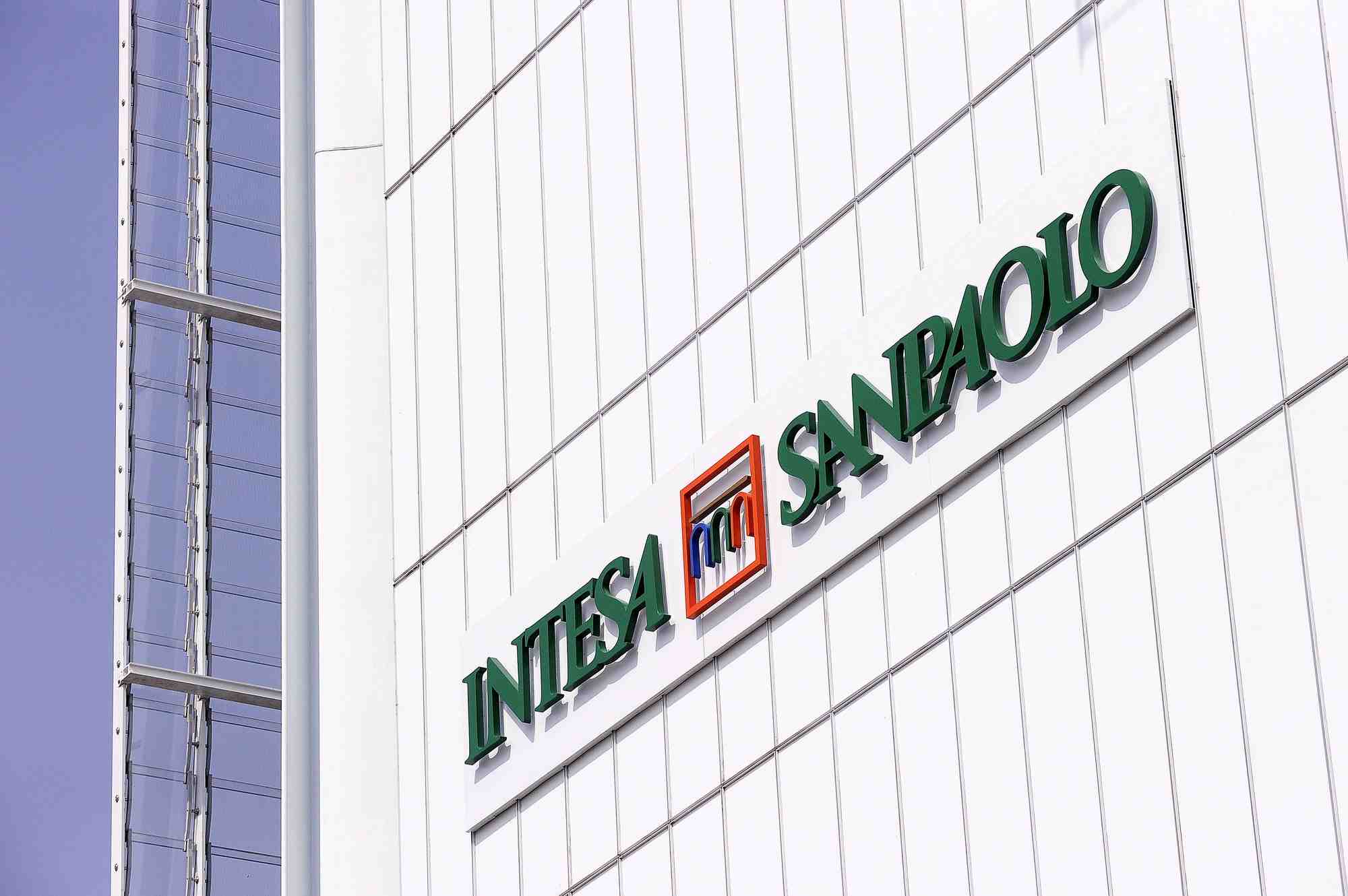 Intesa sanpaolo abaisse sa prevision de benefices annuels face a son exposition a la russie