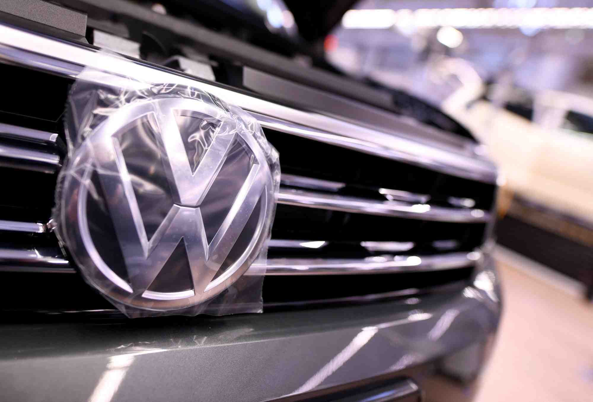Un logo volkswagen dans une usine a wolfsburg, en allemagne