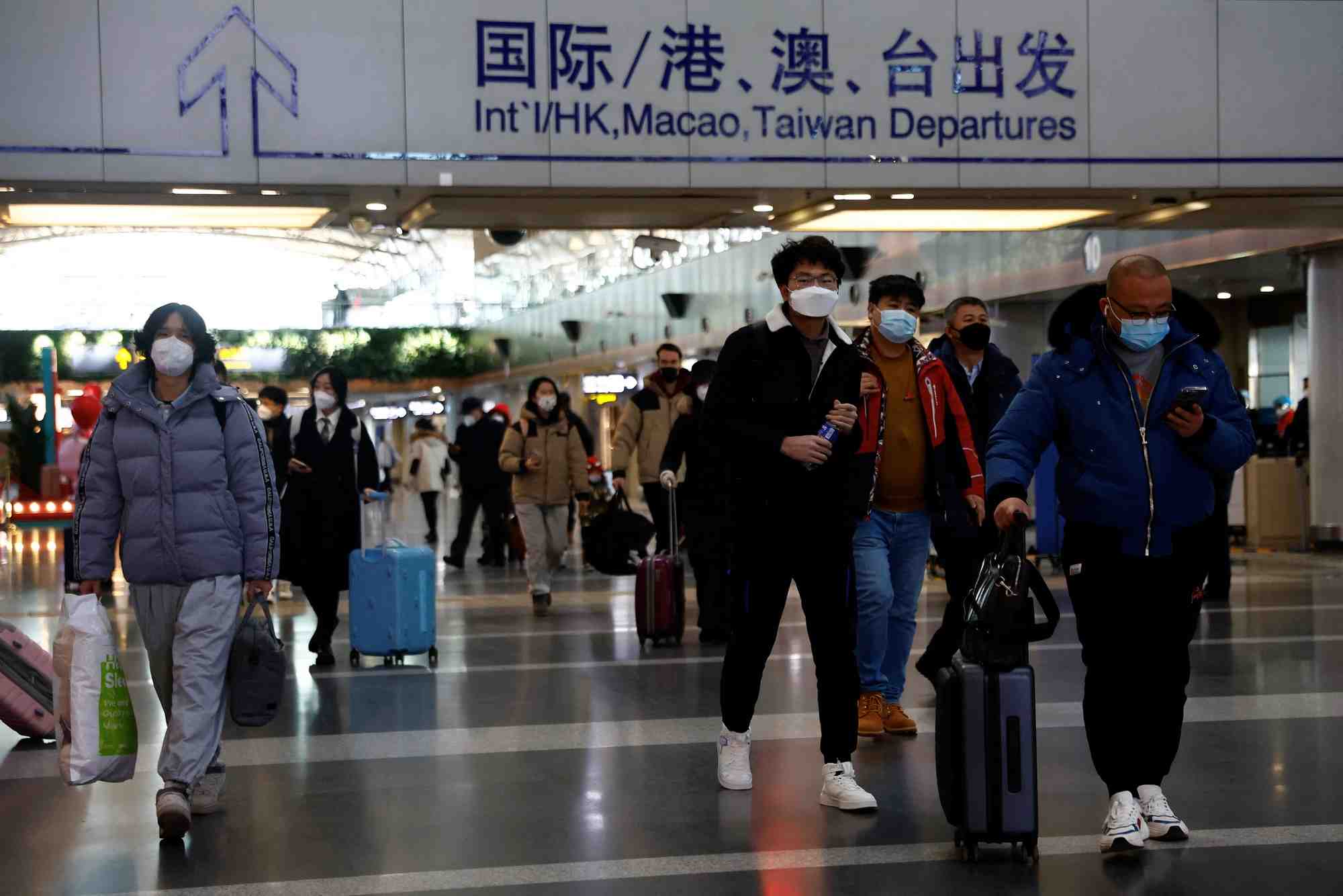 Des voyageurs a l'aeroport international beijing capital