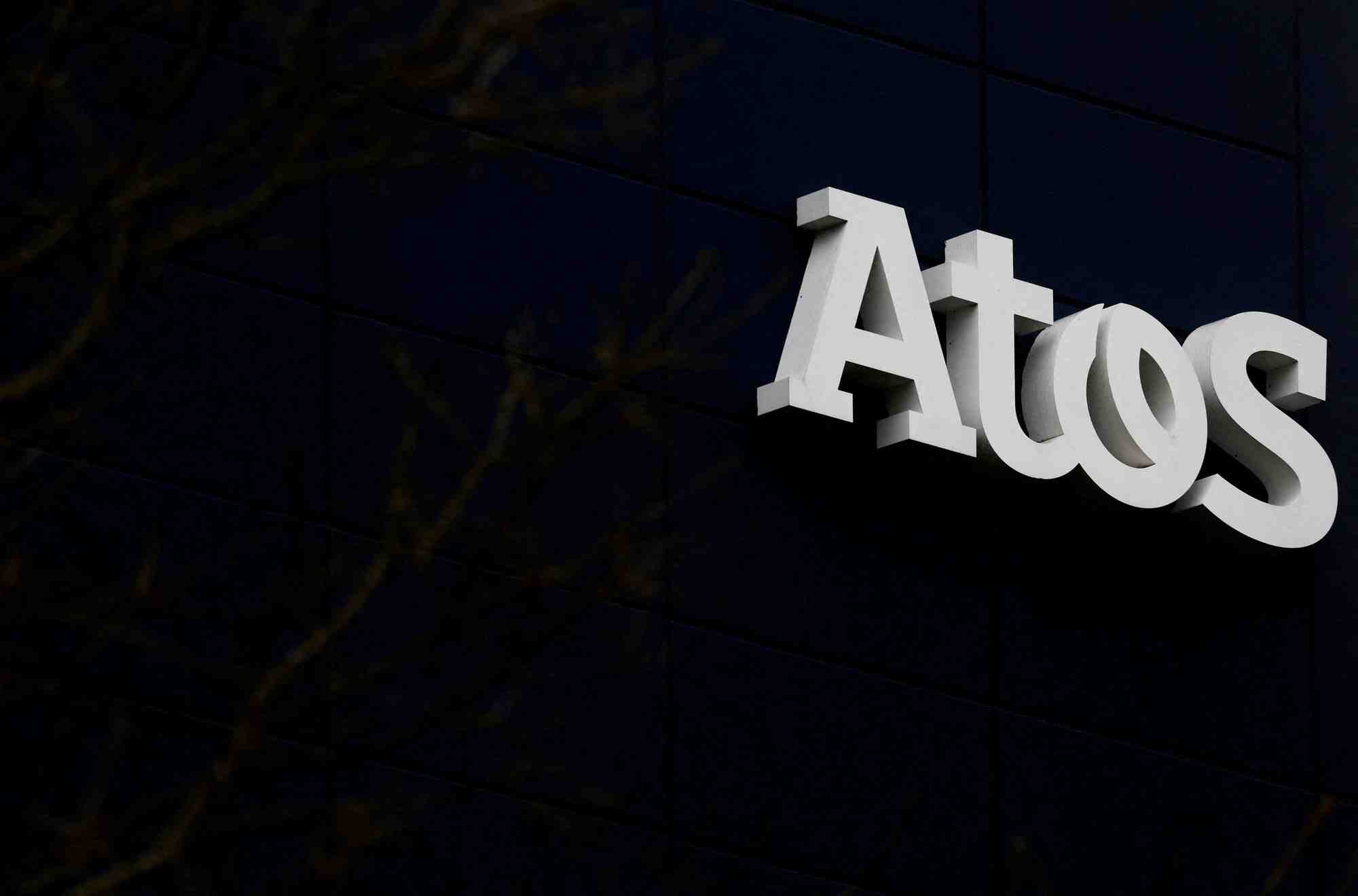 Photo d'archives du logo d'atos dans les locaux de la societe a nantes