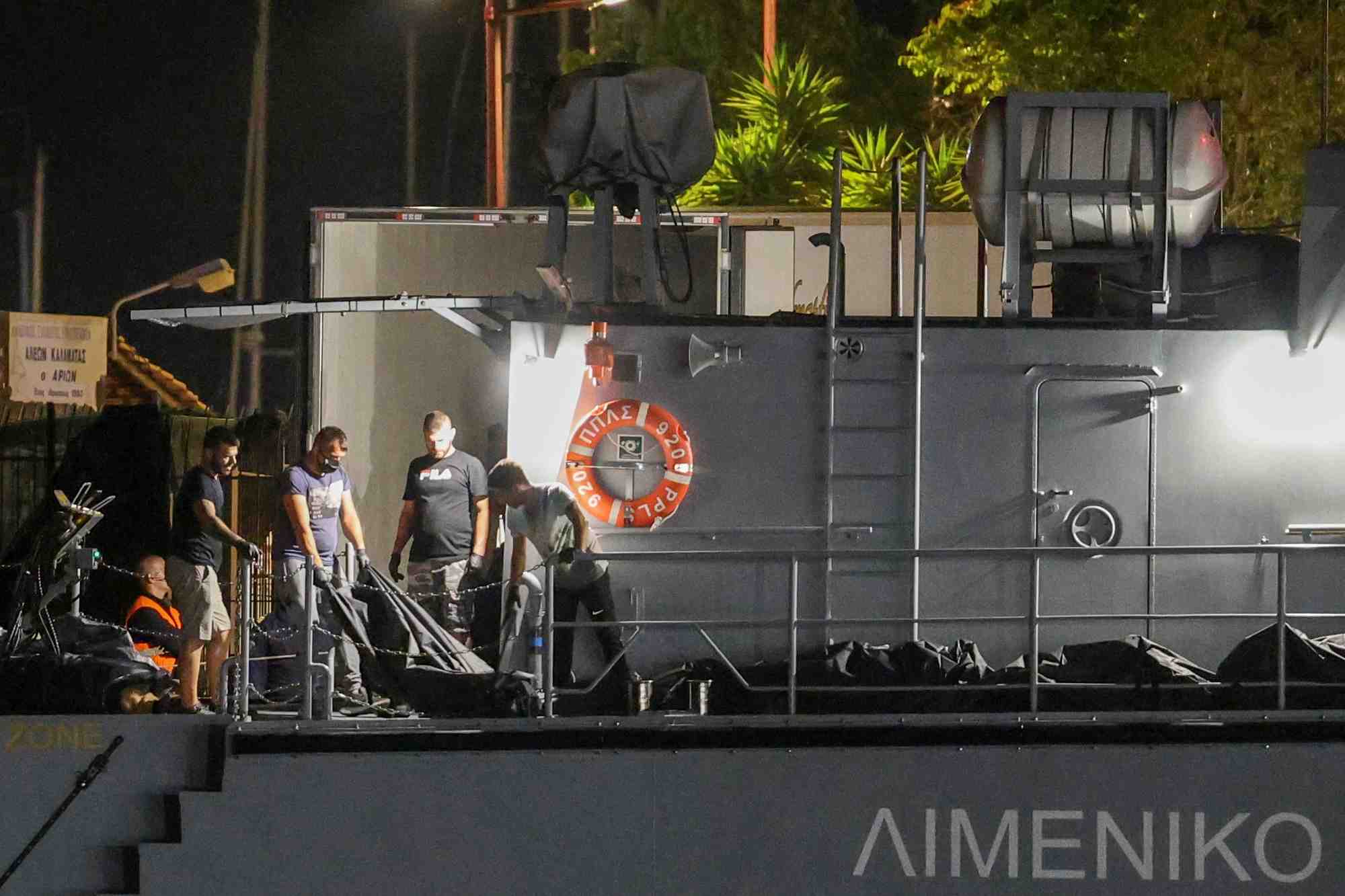 Des gardes cotiers grecs transferent des corps de migrants morts lors d'un naufrage
