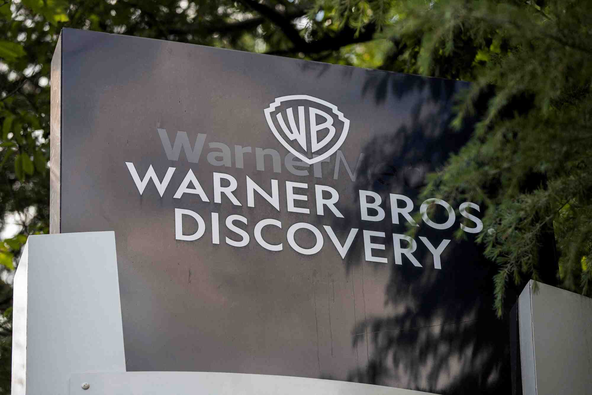 Photo d'archives d'un panneau de warner bros. discovery a atlanta, aux etats-unis