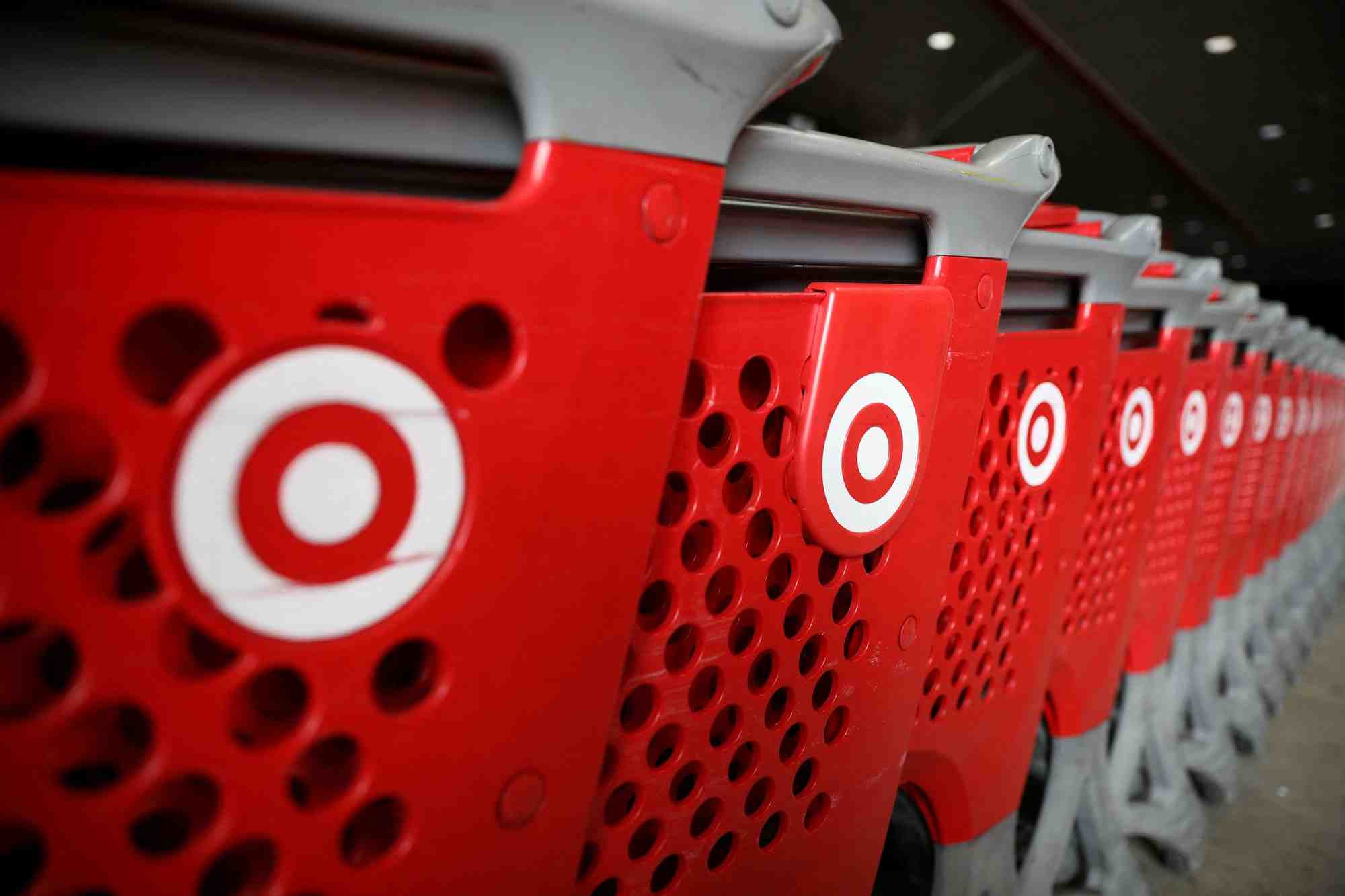 Une rangee de caddies dans un supermarche target