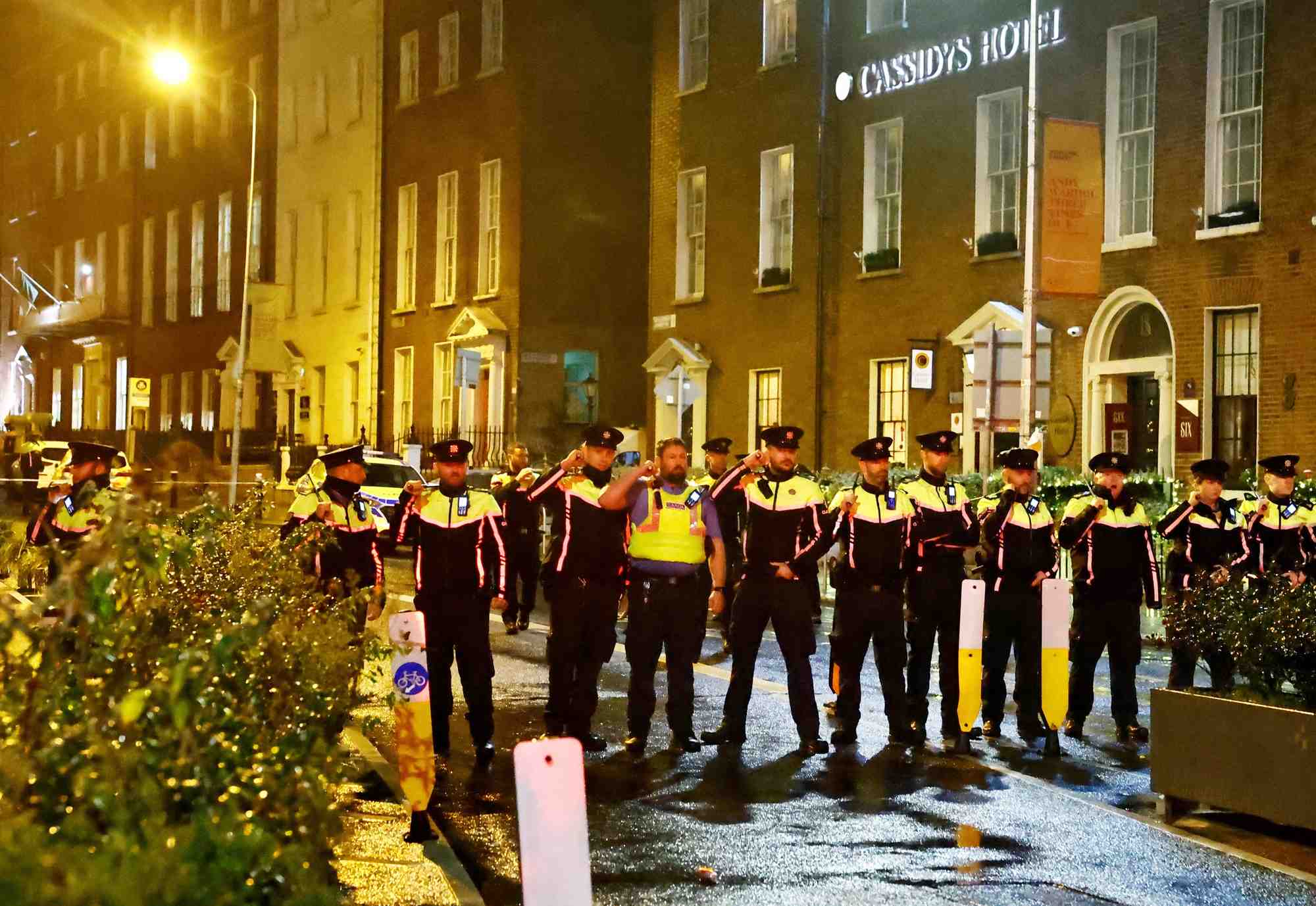 Des policiers montent la garde pres du lieu d'une attaque au couteau a dublin