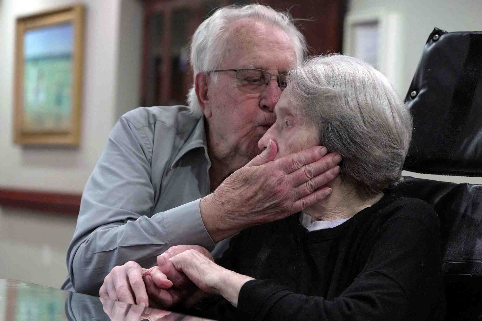 Un couple de personnes agees en maison de soins