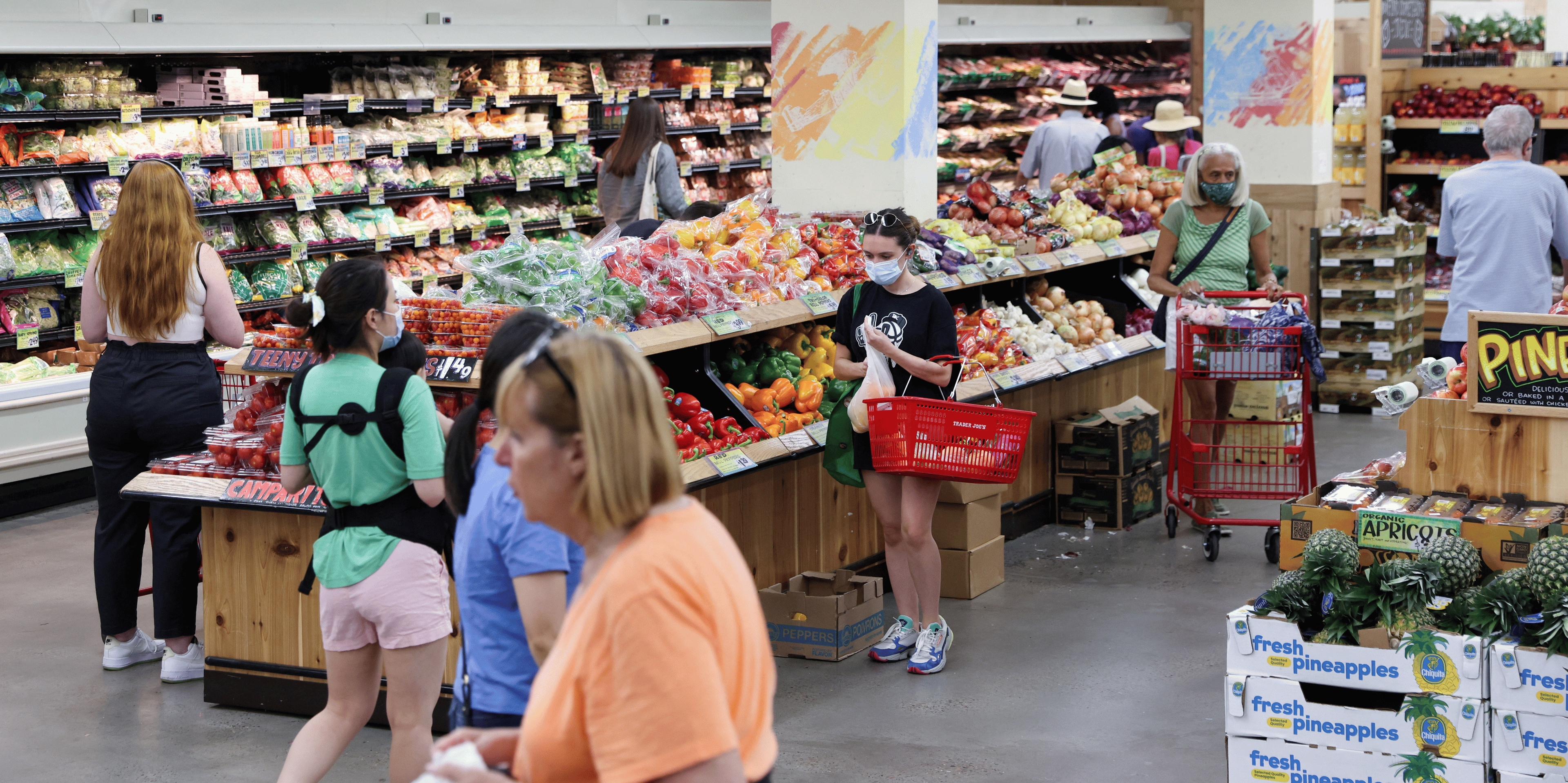 Des personnes font des achats dans un supermarche alors que l'inflation a affecte les prix a la consommation a manhattan, new york