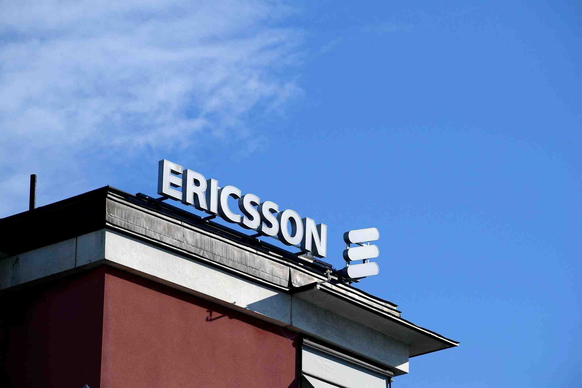 Le logo d'ericsson est affiche sur le batiment du siege de l'entreprise a stockholm