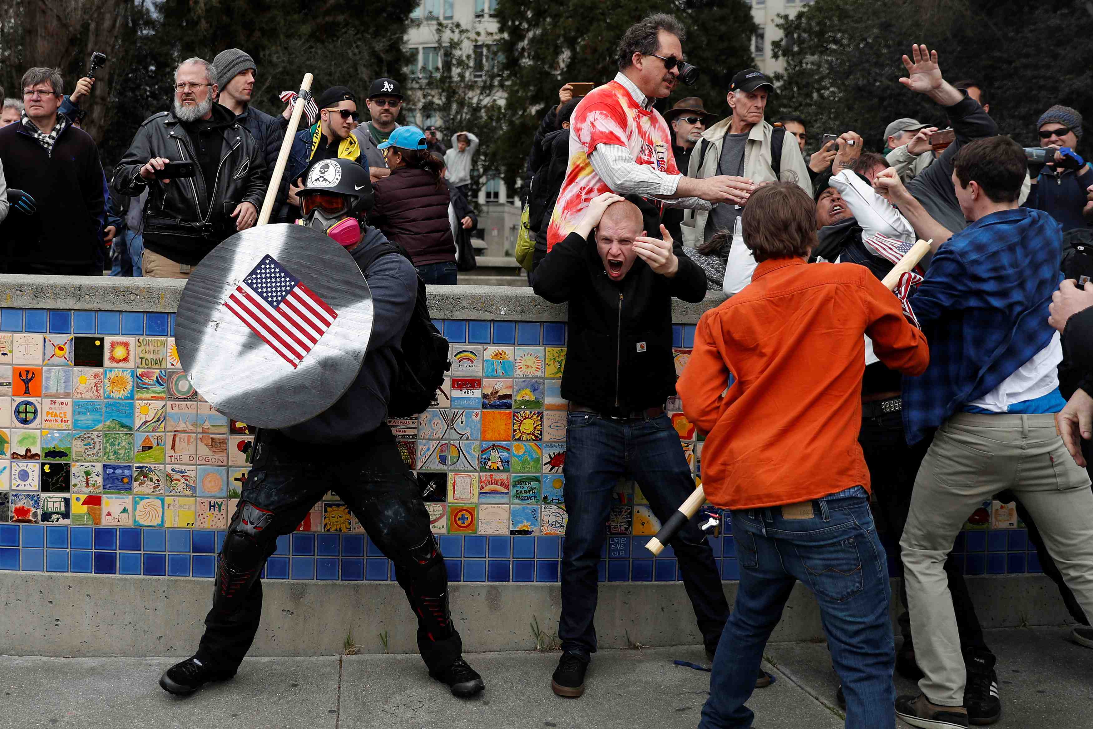 Heurts lors d'un rassemblement pro-trump en californie