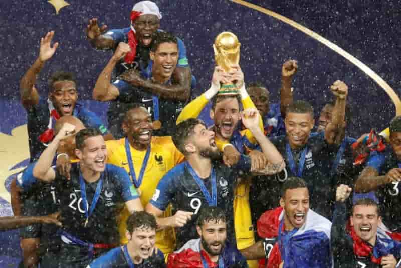 Les champions du monde sur les champs-elysees lundi