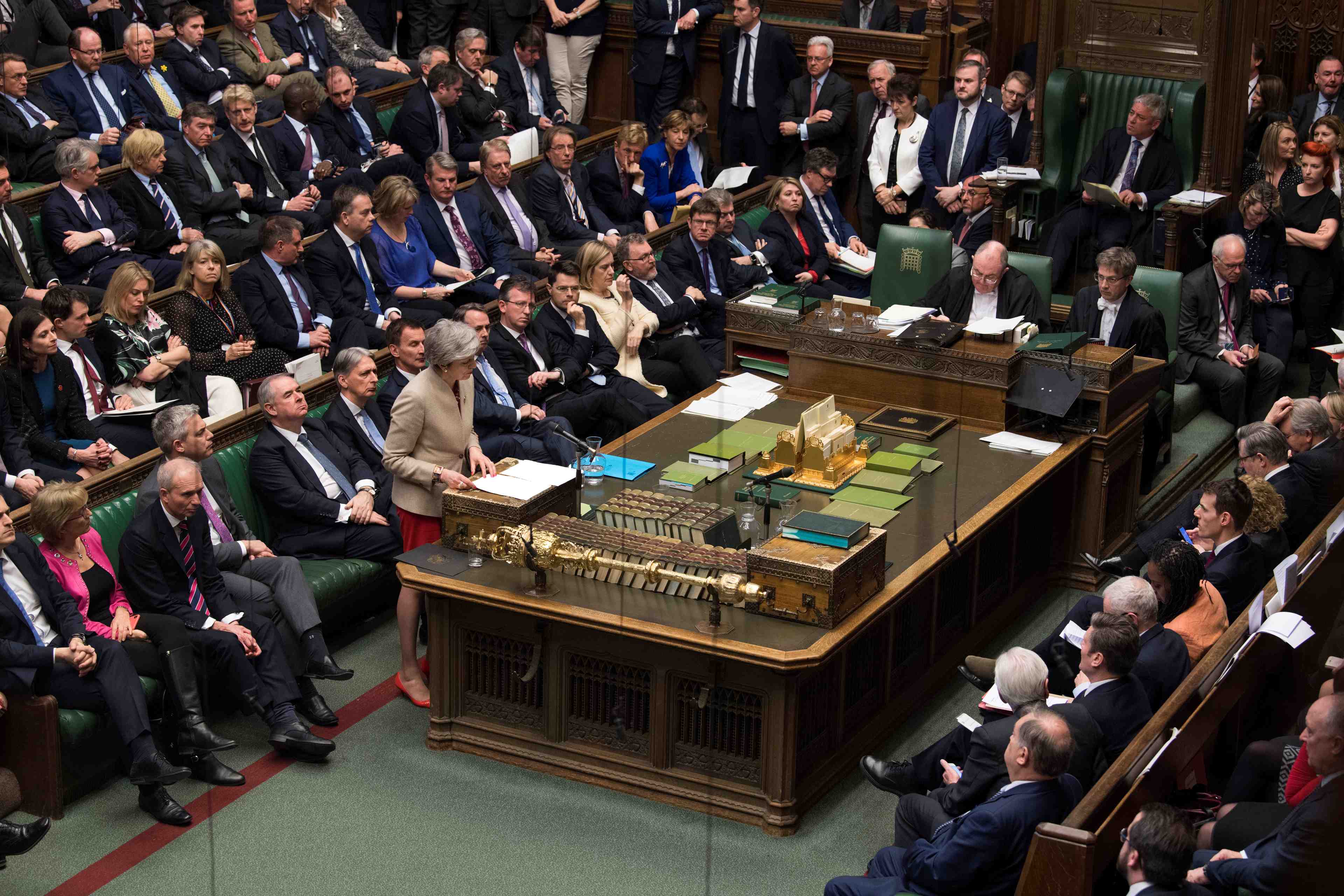 Brexit: pression des elus conservateurs sur theresa may