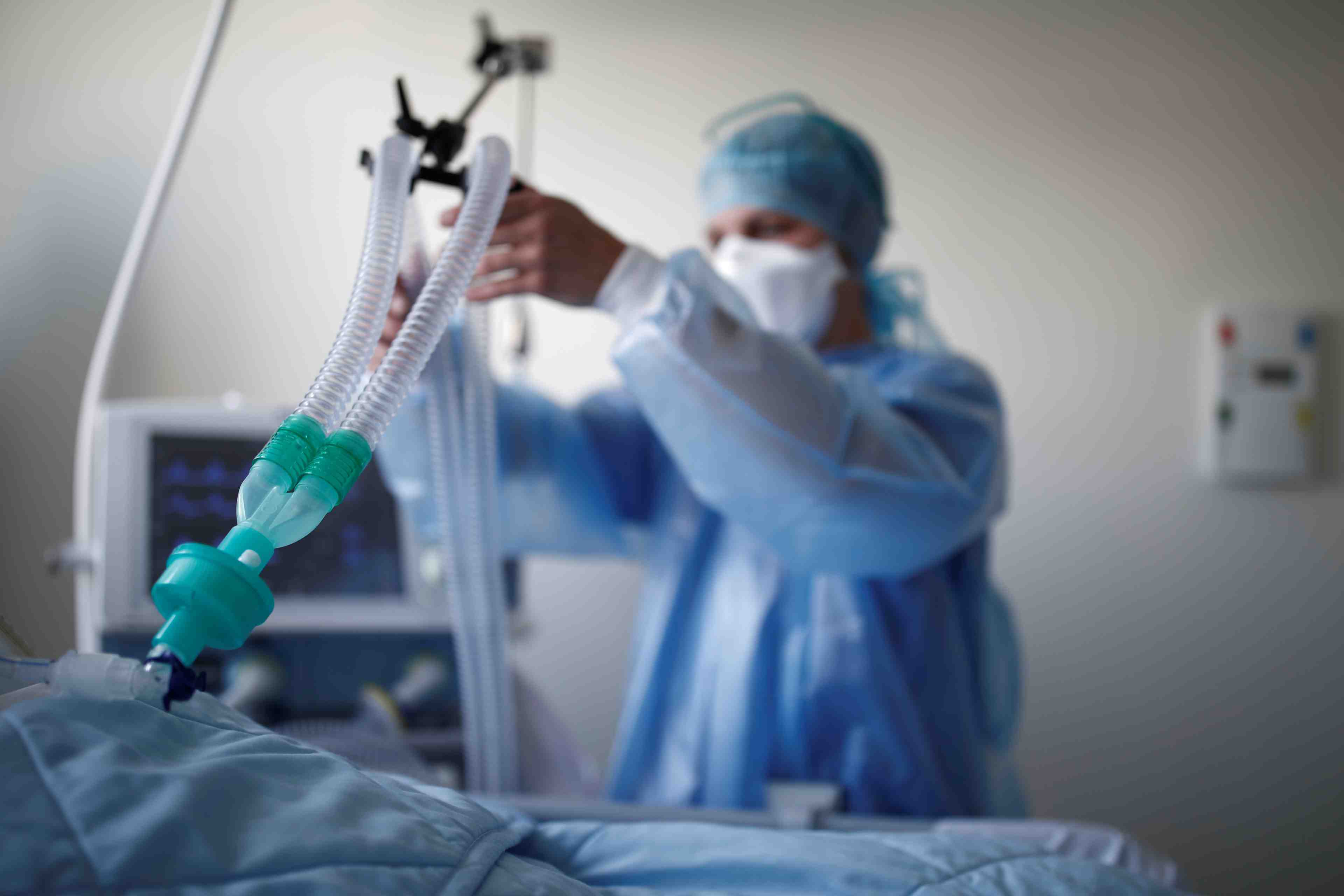 Coronavirus: le gouvernement defend sa strategie sur les respirateurs