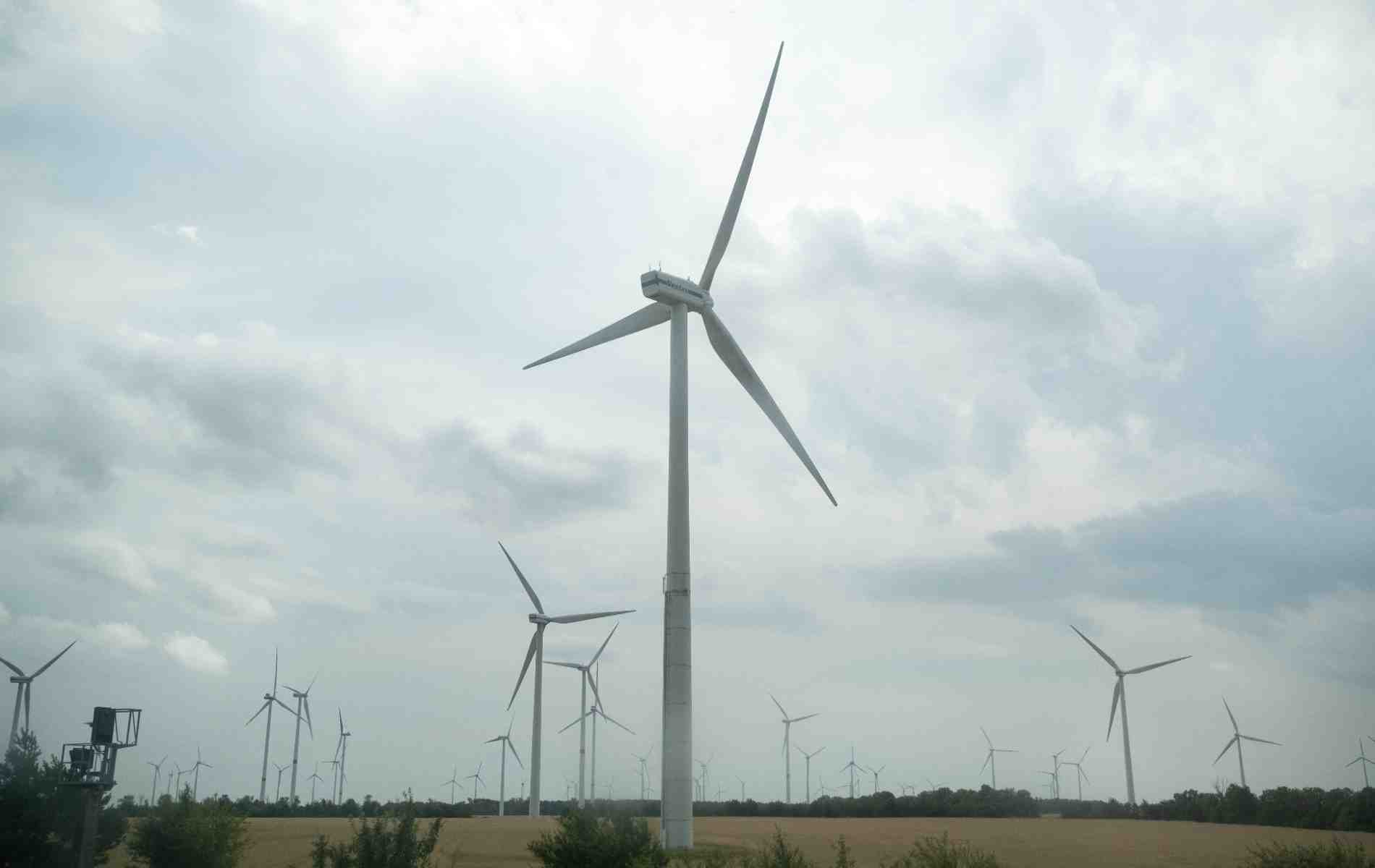 Puisque l'électricité ne se stocke pas à grande échelle, les prix peuvent tomber en-dessous de zéro en période de forte production d'énergies renouvelables et de faible consommation, lorsque des actifs non flexibles (comme les centrales au gaz et, dans une moindre mesure, les centrales nucléaires) soumettent des offres négatives pour éviter les coûts de redémarrage.