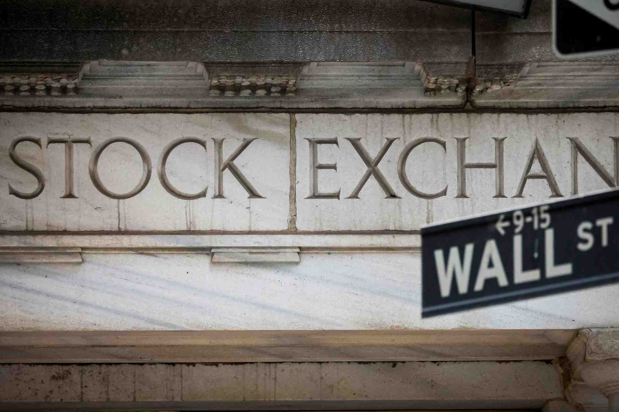 L'entree de wall street a la bourse de new york