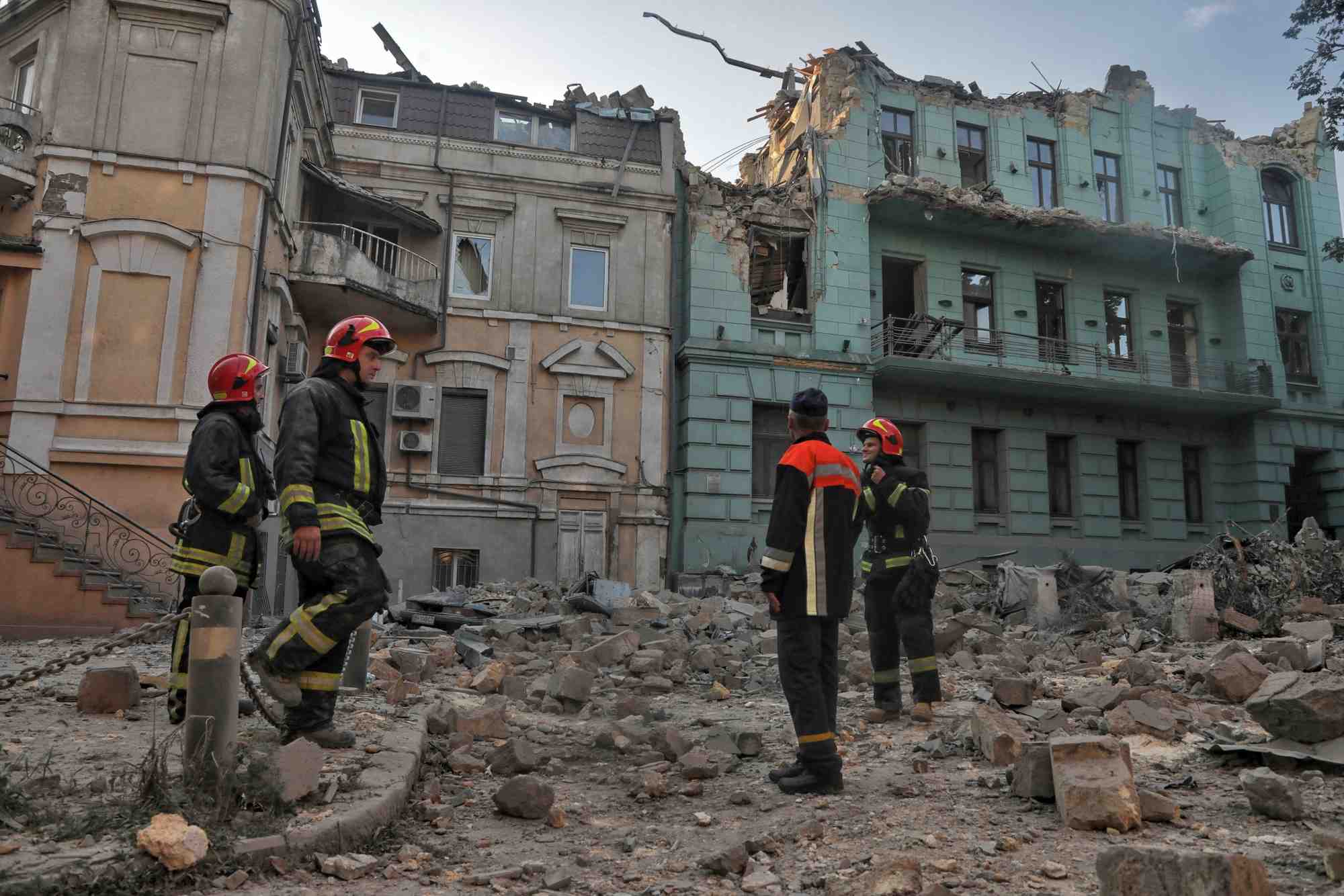 Photo de sauveteurs devant des batiments residentiels endommages lors de frappes de missiles russes a odessa