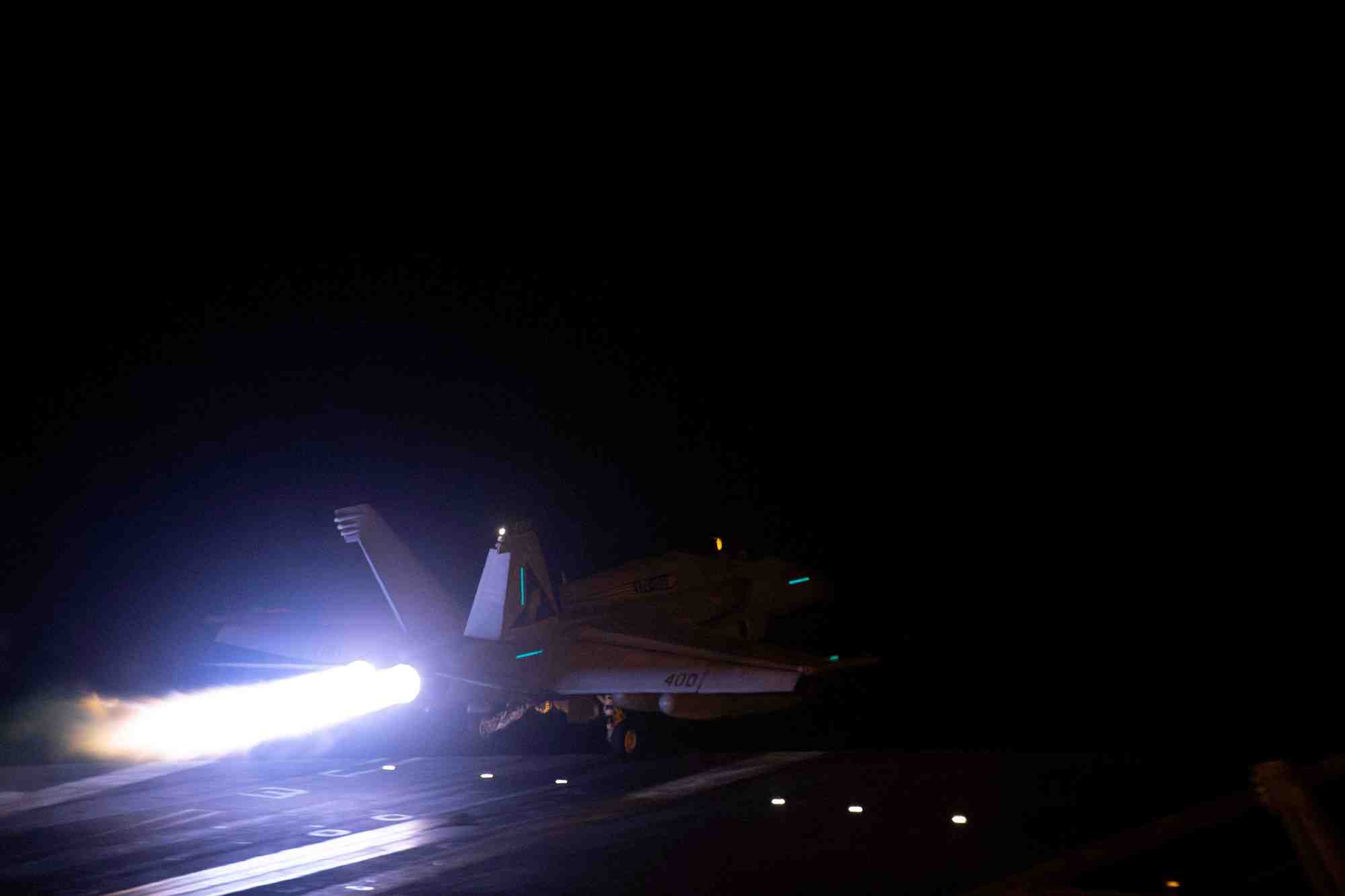 Un avion decolle dans le cadre de frappes aeriennes contre des cibles militaires au yemen