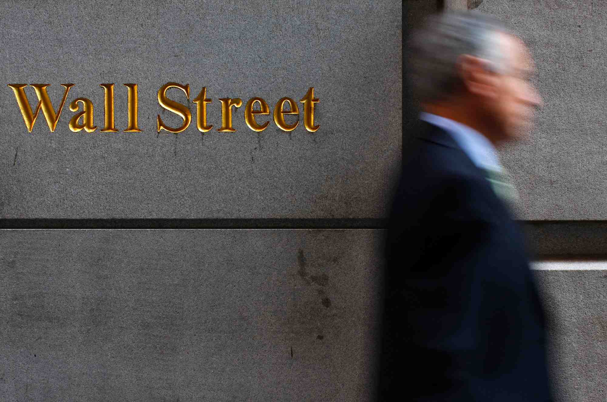 Un homme marche le long de wall street a new york