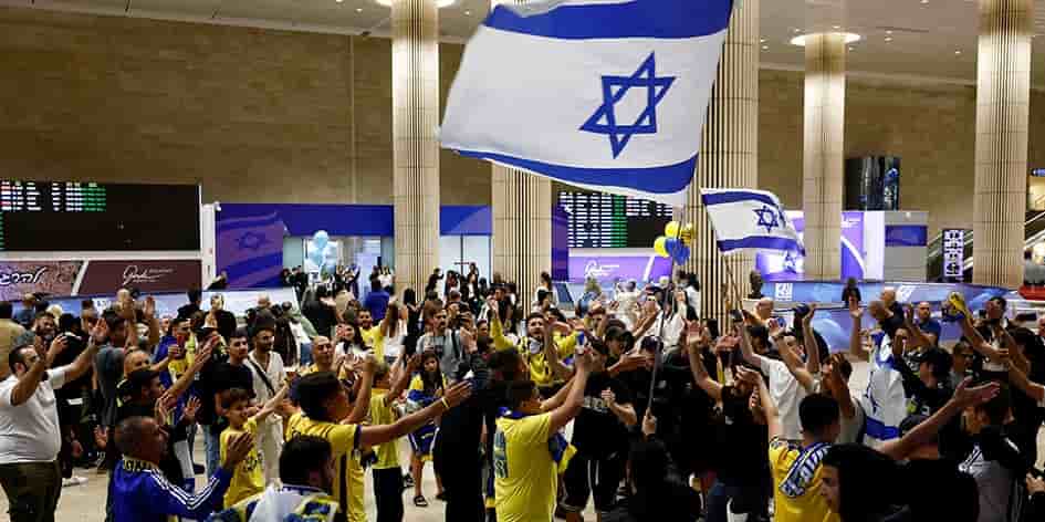 Des supporters du Maccabi Tel-Aviv ont été célébrés à leur arrivée à l’aéroport Ben-Gourion en Israël, le 8 novembre, après les attaques qui ont suivi le match contre l’Ajax Amsterdam.