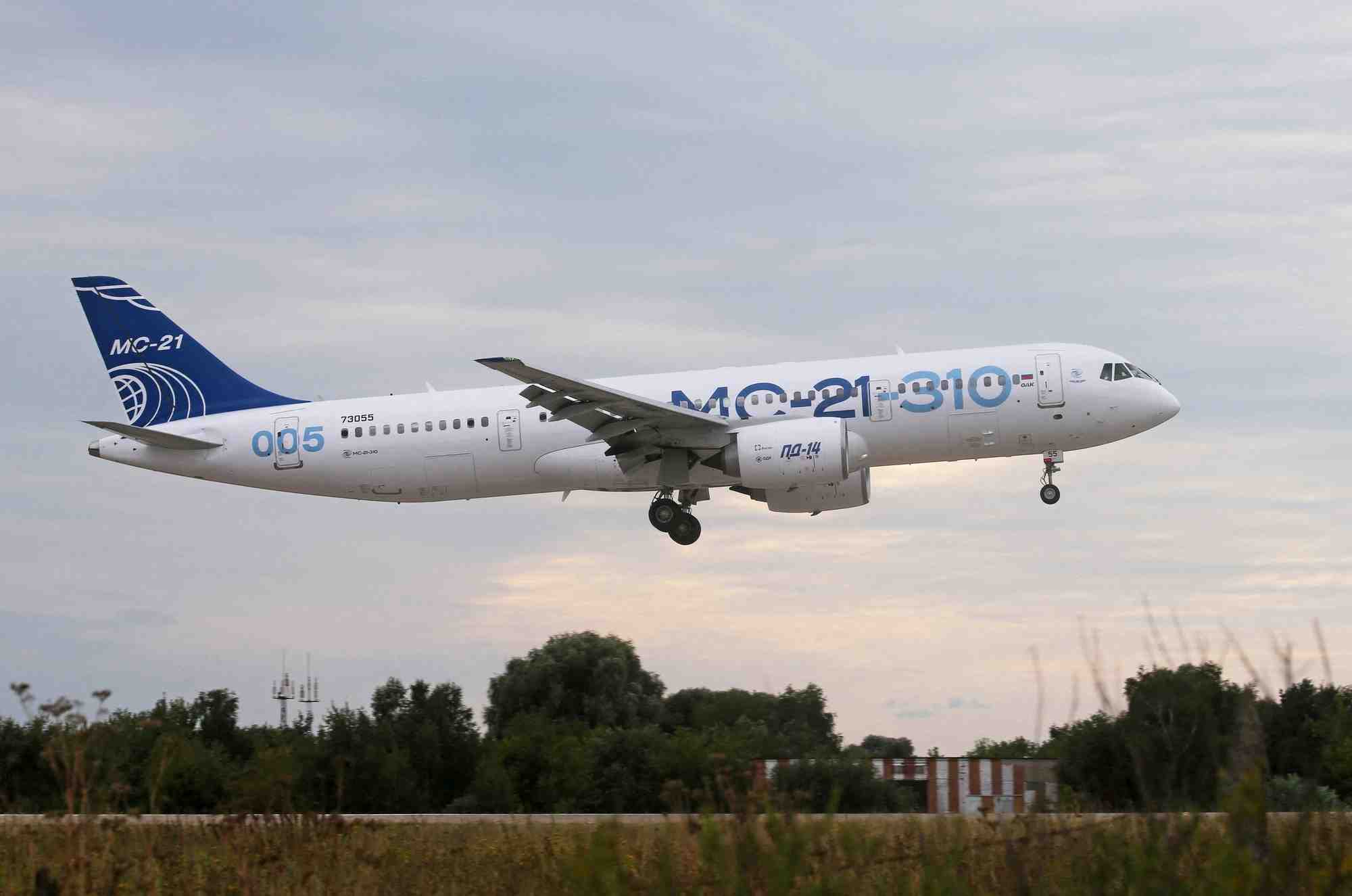 Le moyen-courrier mc-21-310 effectue un vol d'essai dans la region de moscou