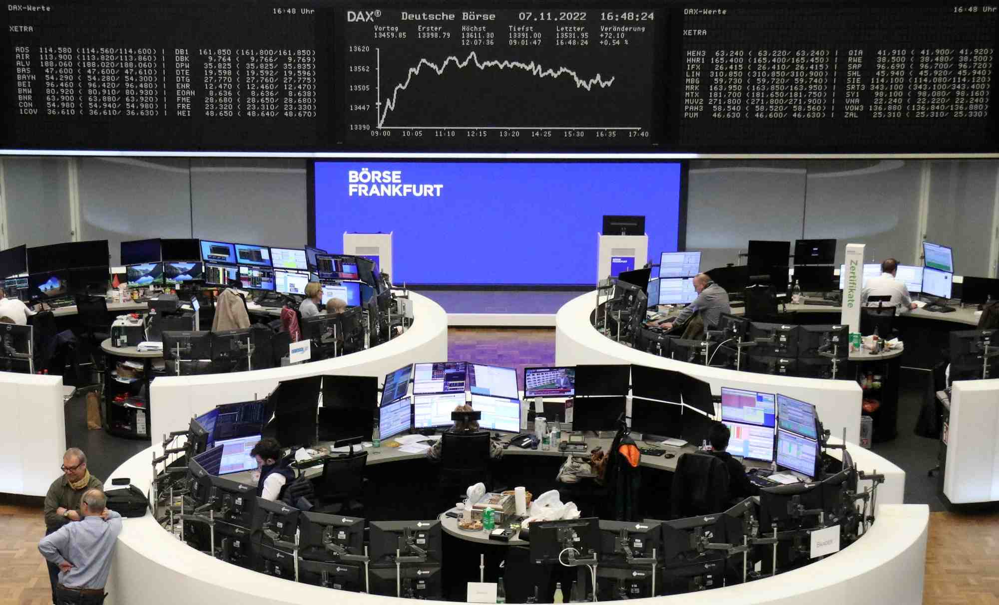Le graphique de l'indice boursier allemand dax est photographie a la bourse de francfort