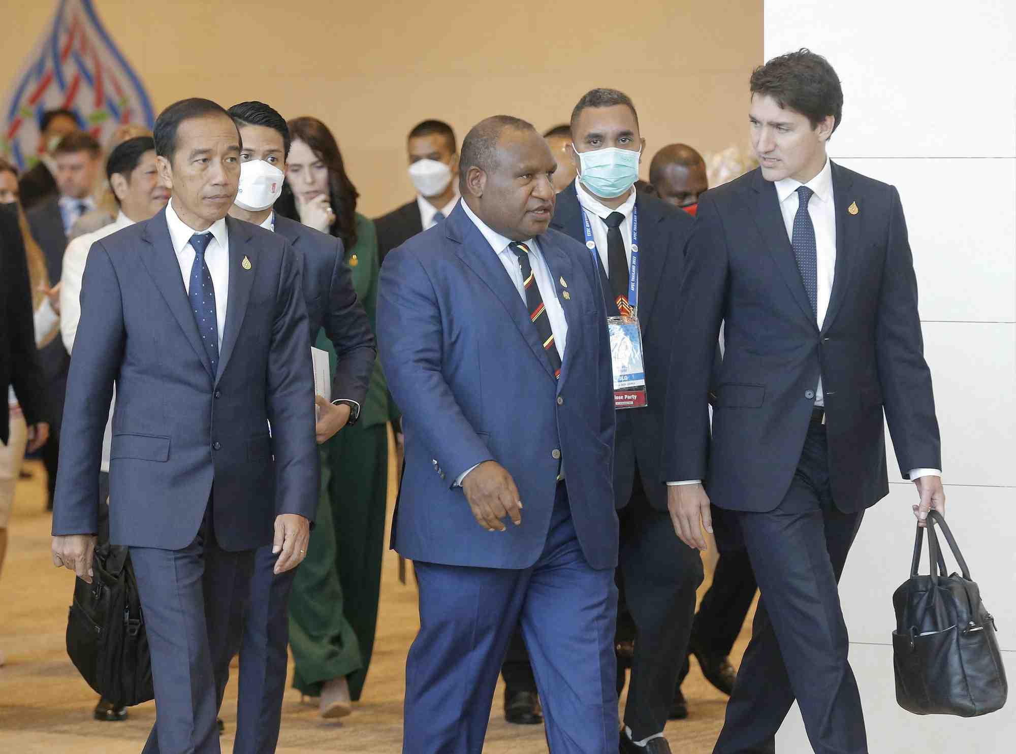 Des dirigeants mondiaux arrivent pour le sommet apec 2022 a bangkok, en thailande