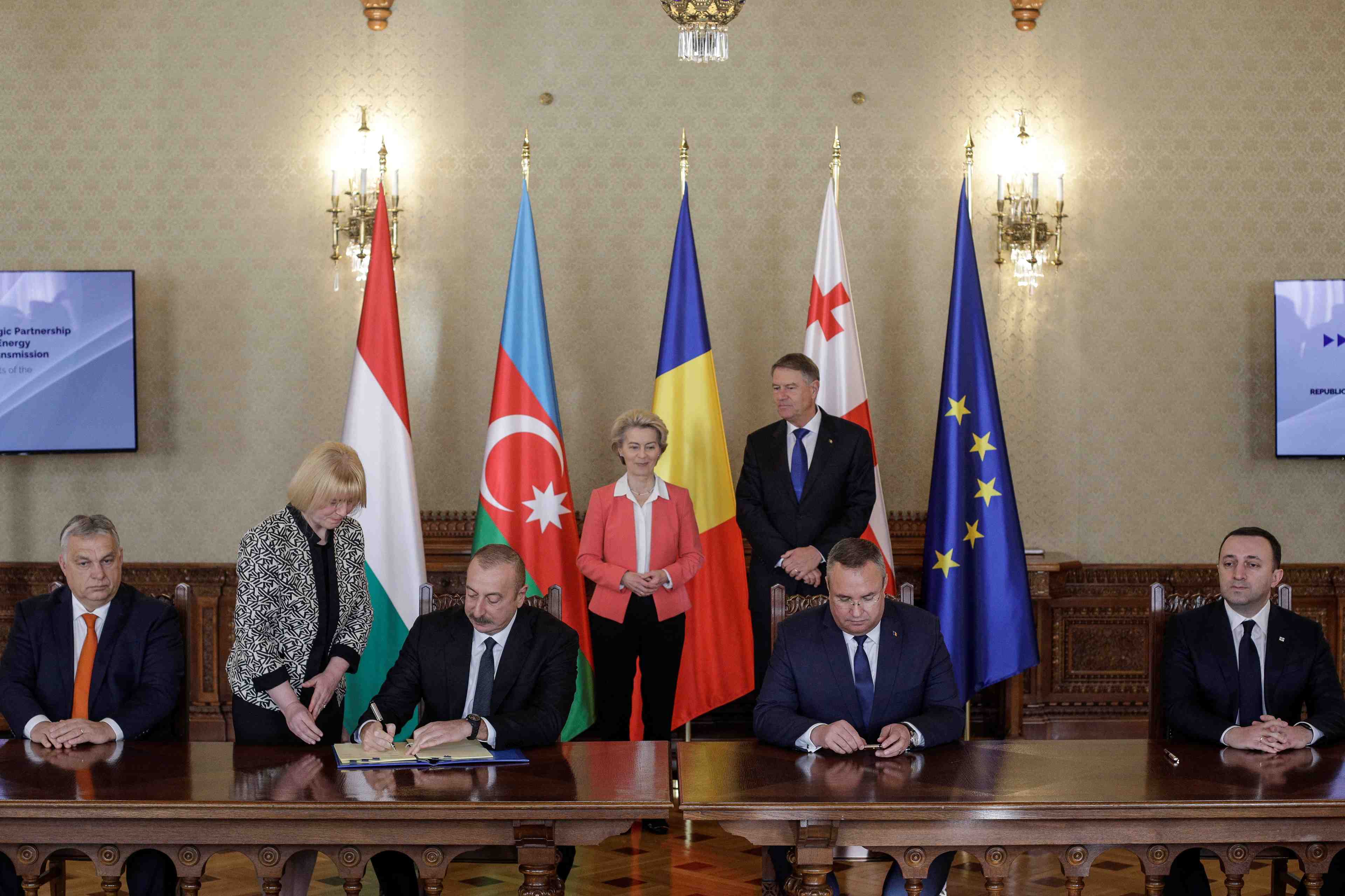 Ursula von der leyen, klaus iohannis, viktor orban, ilham aliyev, nicolae ciuca et irakli garibashvili assistent a la signature d'un memorandum sur la creation d'une ligne electrique qui acheminera de l'electricite depuis l'azerbaidjan, a bucarest, en roumanie