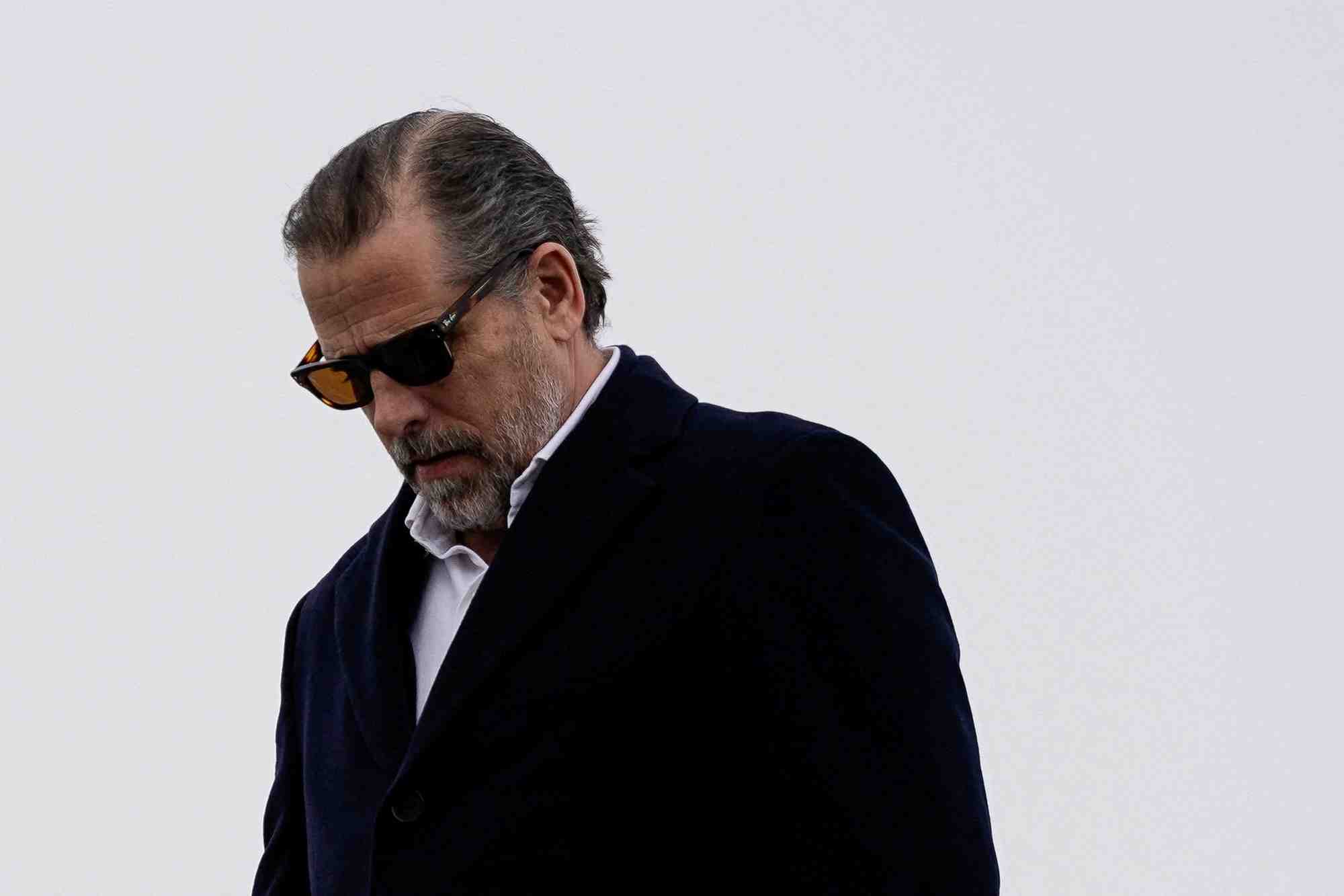 Hunter biden debarque de l'avion presidentiel a la base de la garde nationale aerienne de hancock field