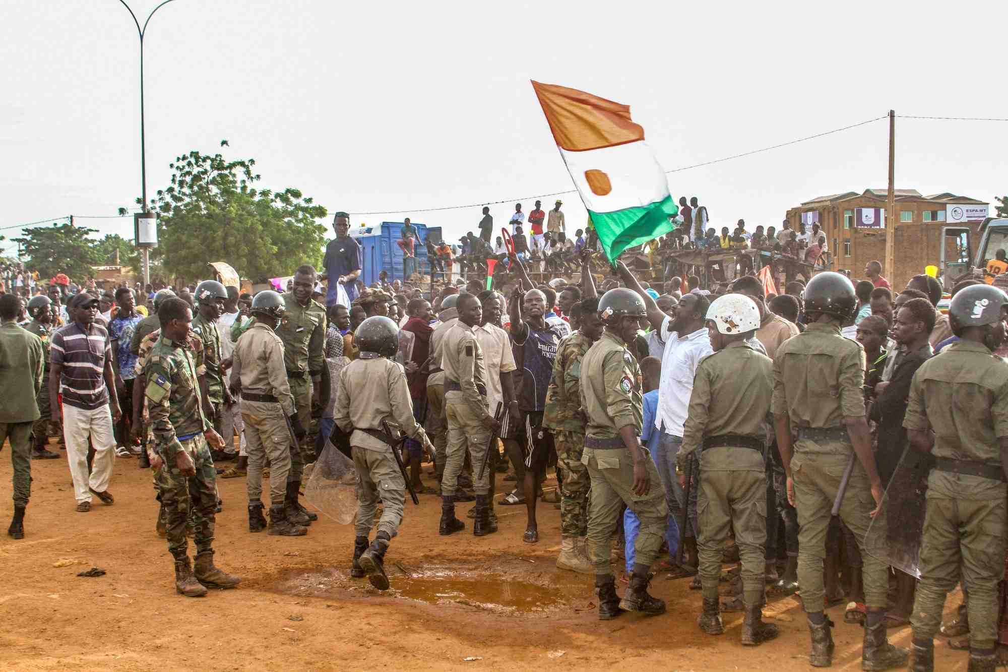 Une manifestation pro-junte devant une base de l'armee francaise a niamey, au niger