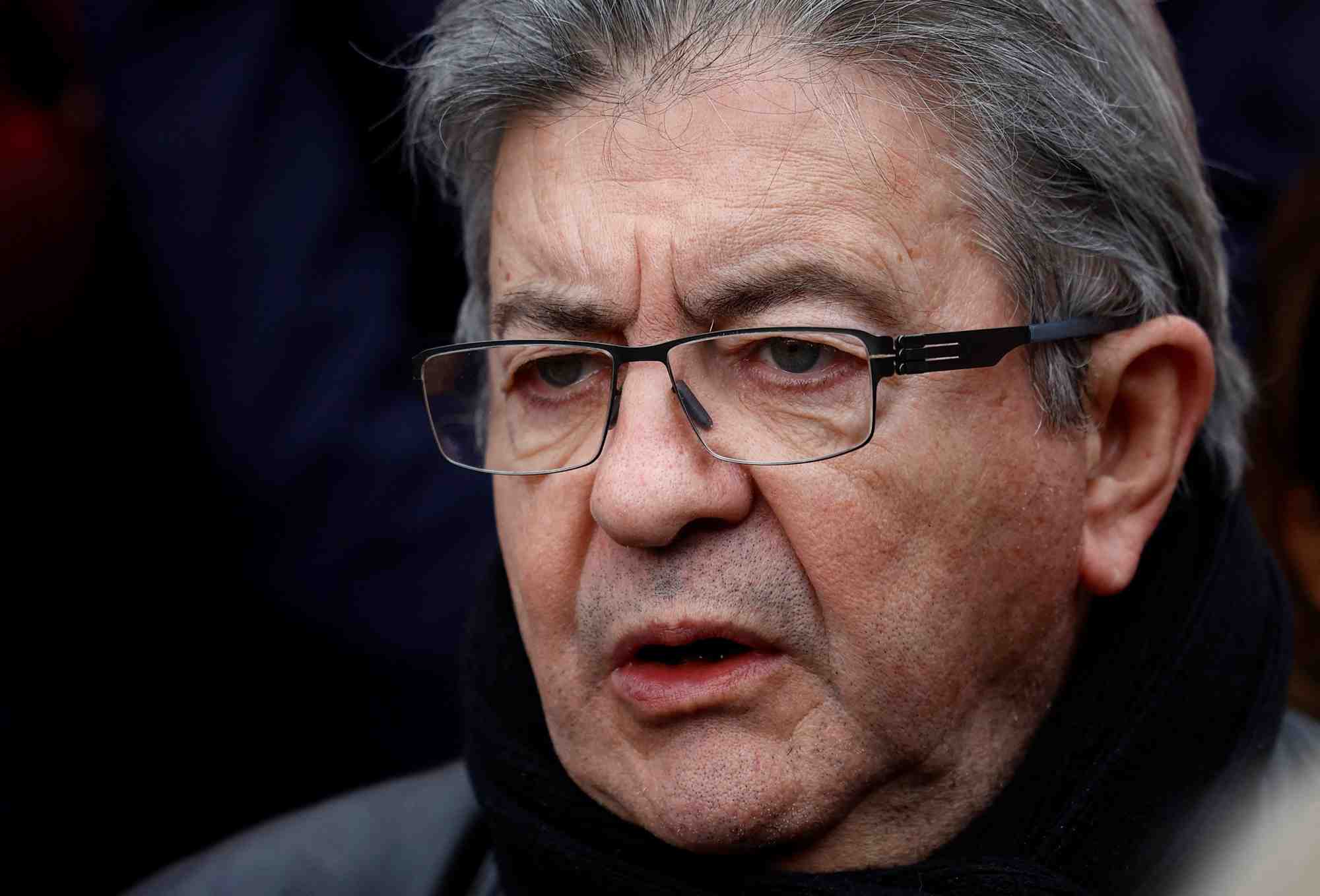 Jean-luc melenchon participant a une manifestation a paris contre la reforme des retraites en france