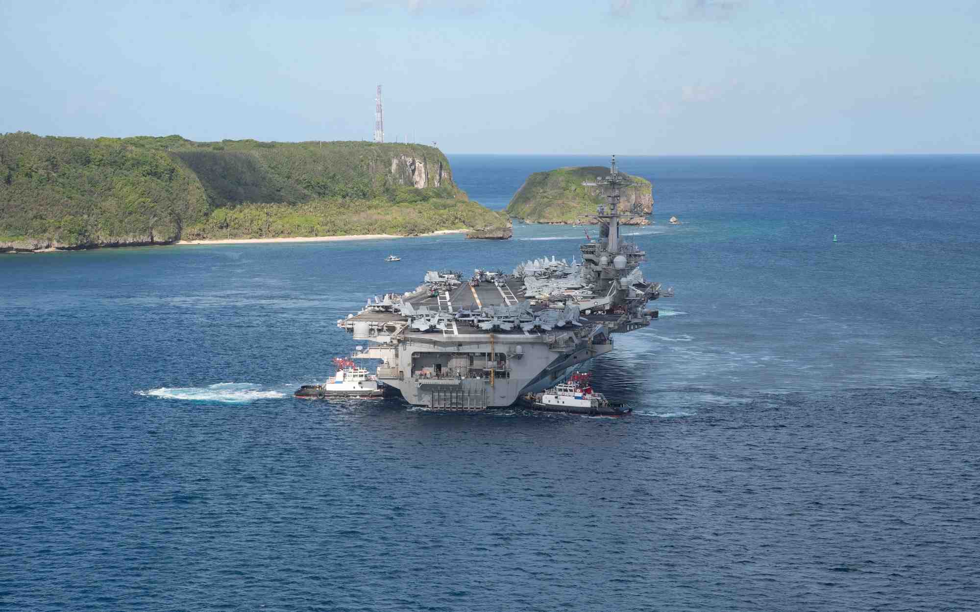 Le porte-avions de la marine americaine uss theodore roosevelt