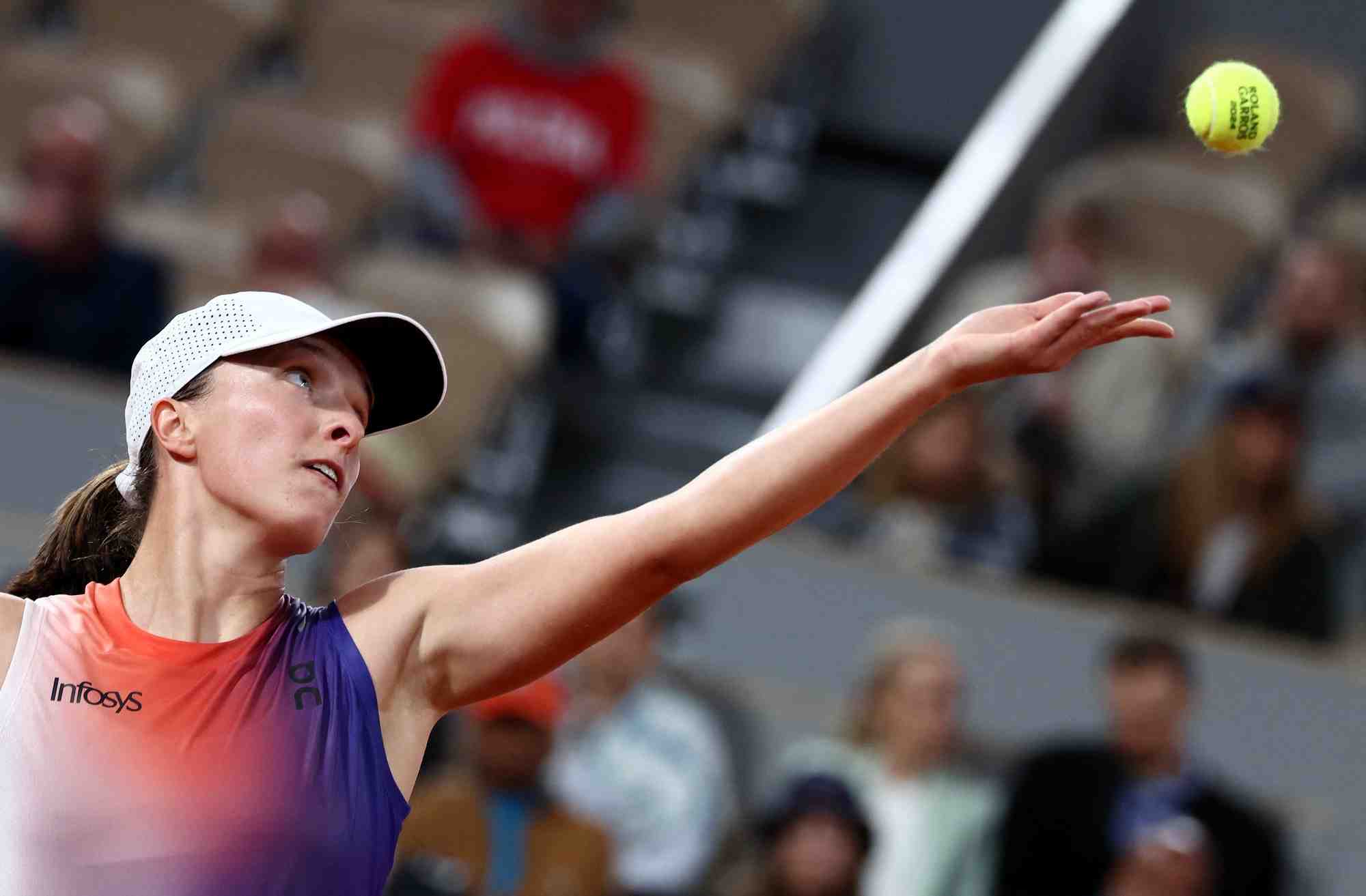 La polonaise iga swiatek en action lors de son match contre la japonaise naomi osaka a roland-garros.