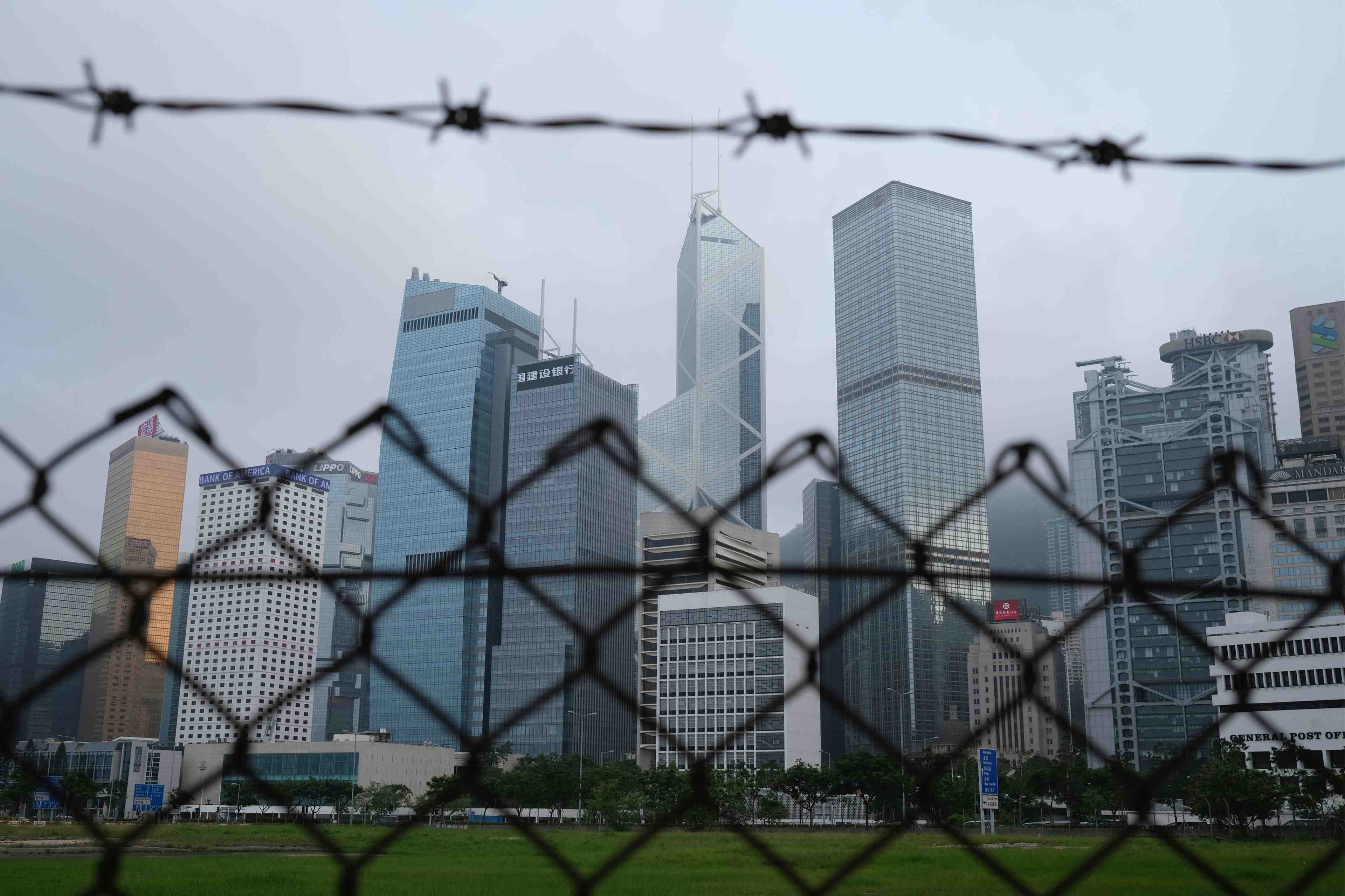 Hong kong: sept elus pro-democratie arretes pour obstruction au parlement