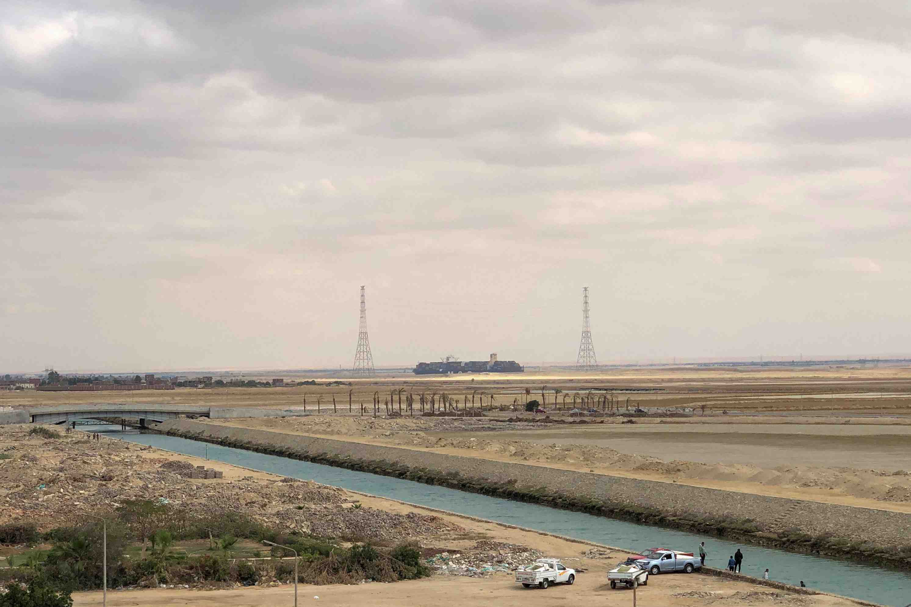 Plus de 100 navires ont deja traverse le canal de suez, 140 autres attendus mardi