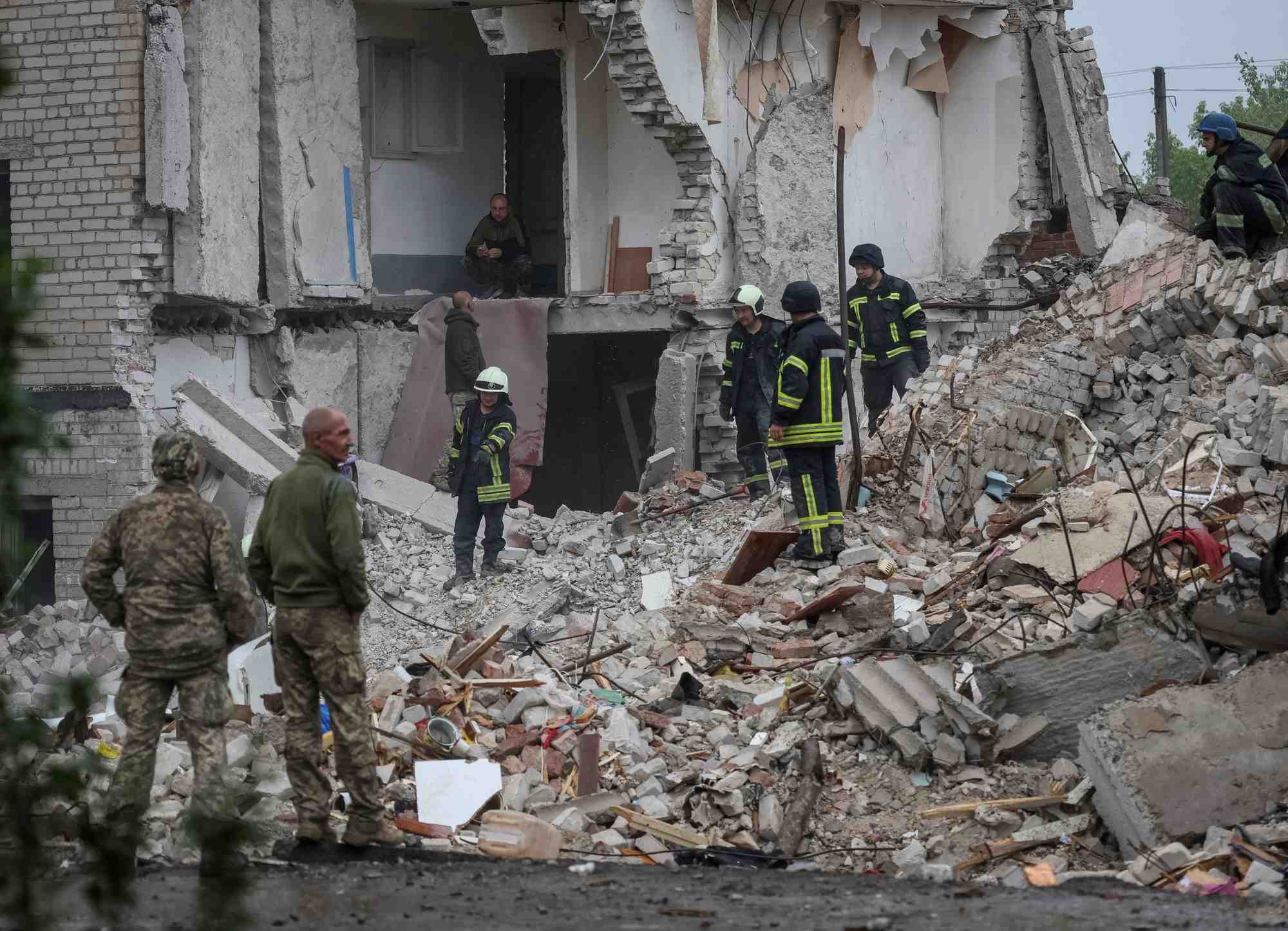 Ukraine: kharkiv sous pression, 18 morts dans un immeuble du donbass