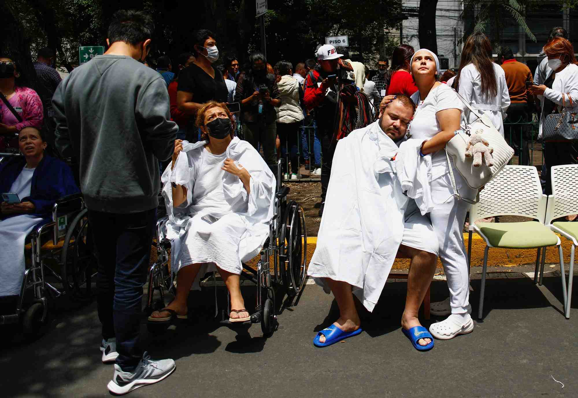 Des personnes reagissent suite a un tremblement de terre a mexico