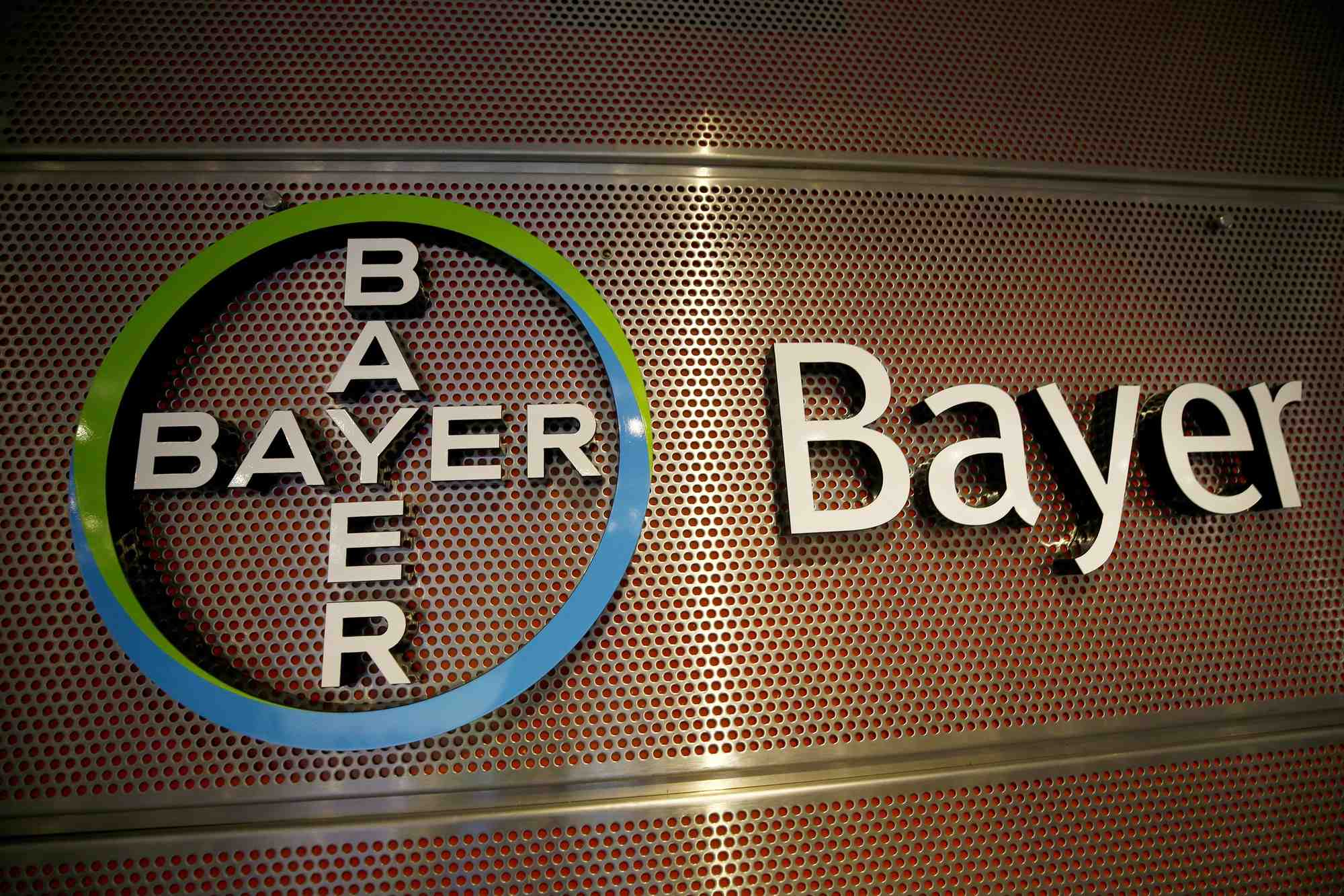 Photo d'archives : le logo de bayer ag est photographie lors de la conference de presse sur les resultats annuels du fabricant allemand de medicaments a leverkusen