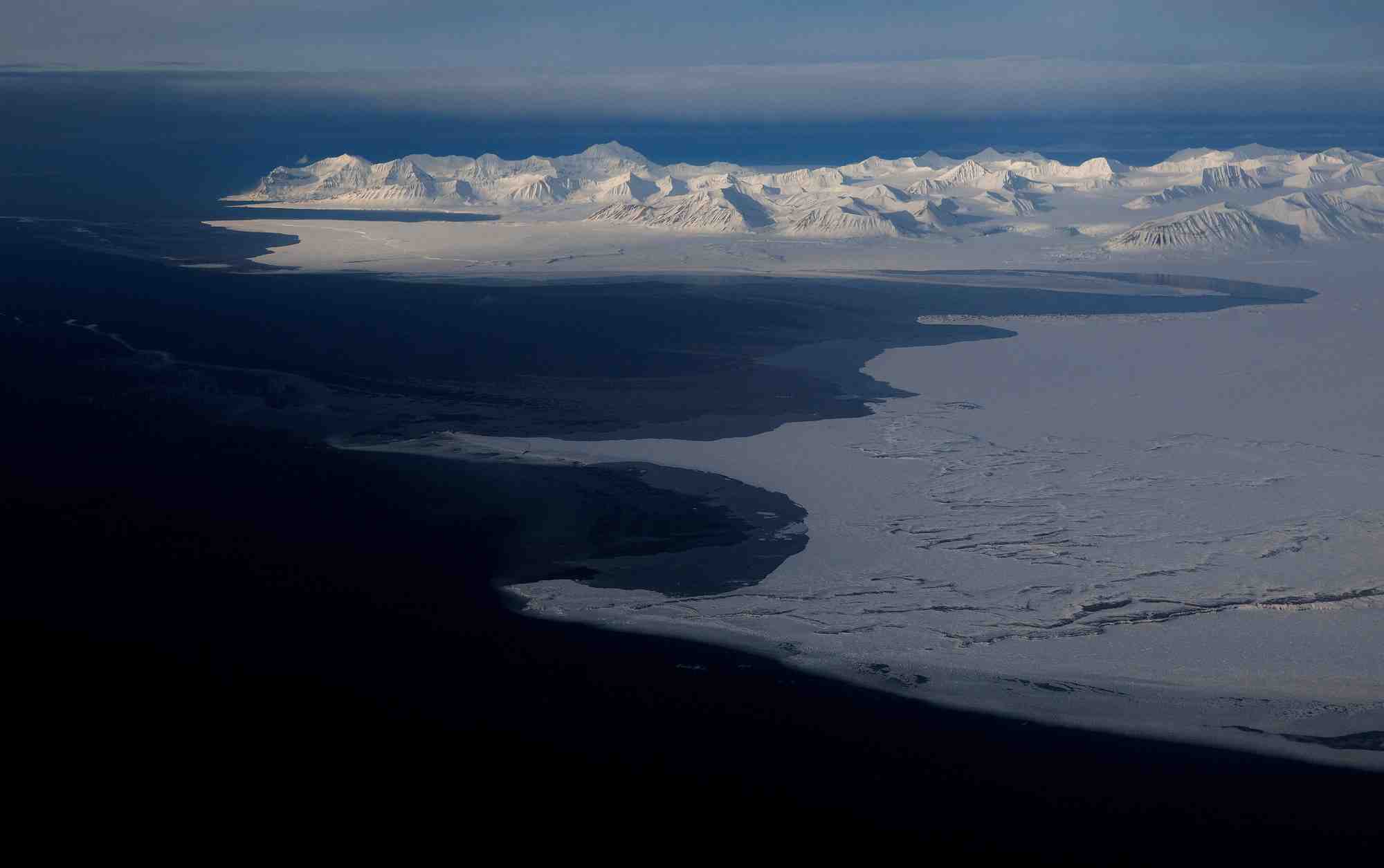 Des montagnes enneigees et de l'ocean arctique sur la cote de svalbard au norvege
