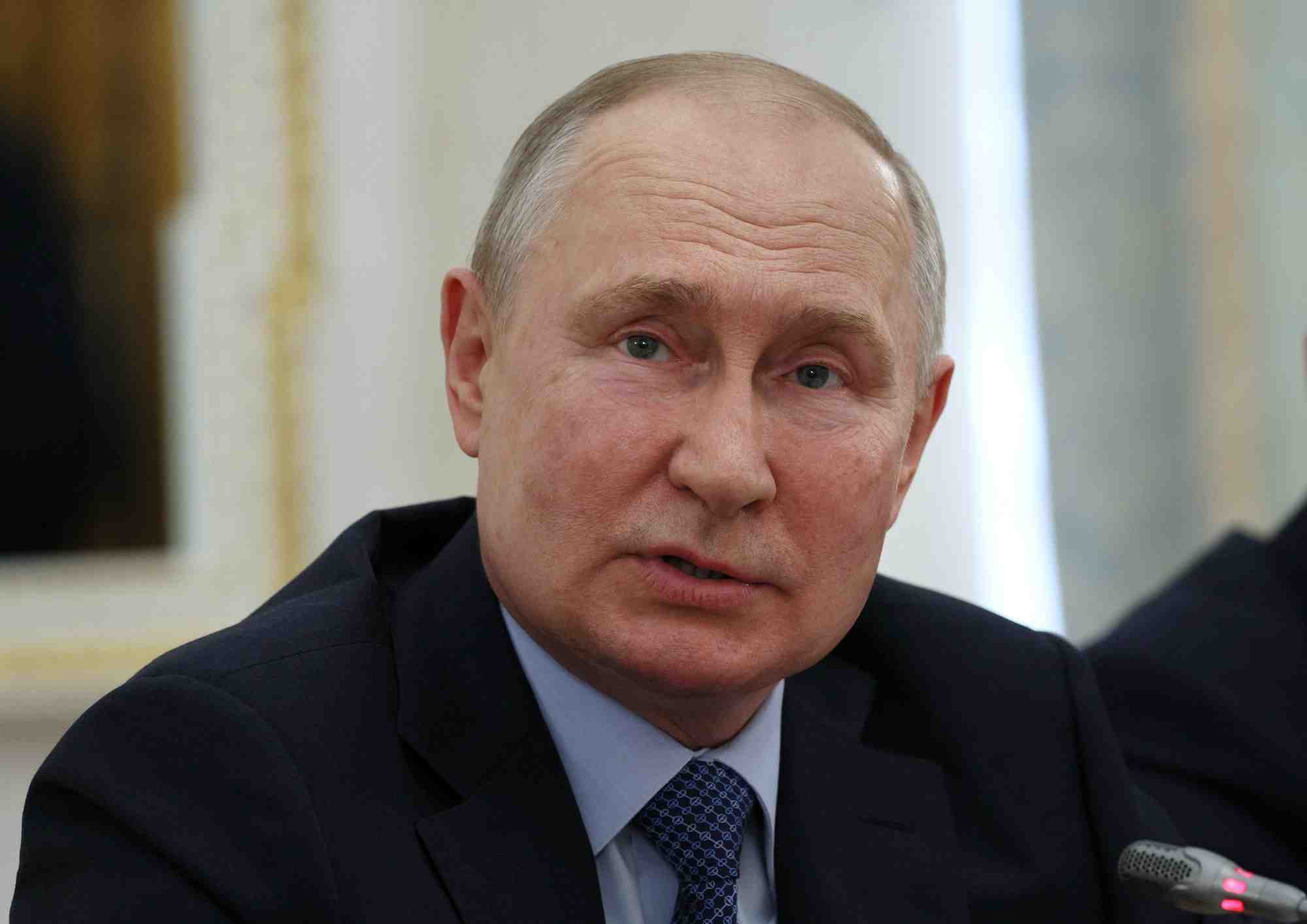 Le president russe vladimir poutine lors d'une reunion au kremlin a moscou